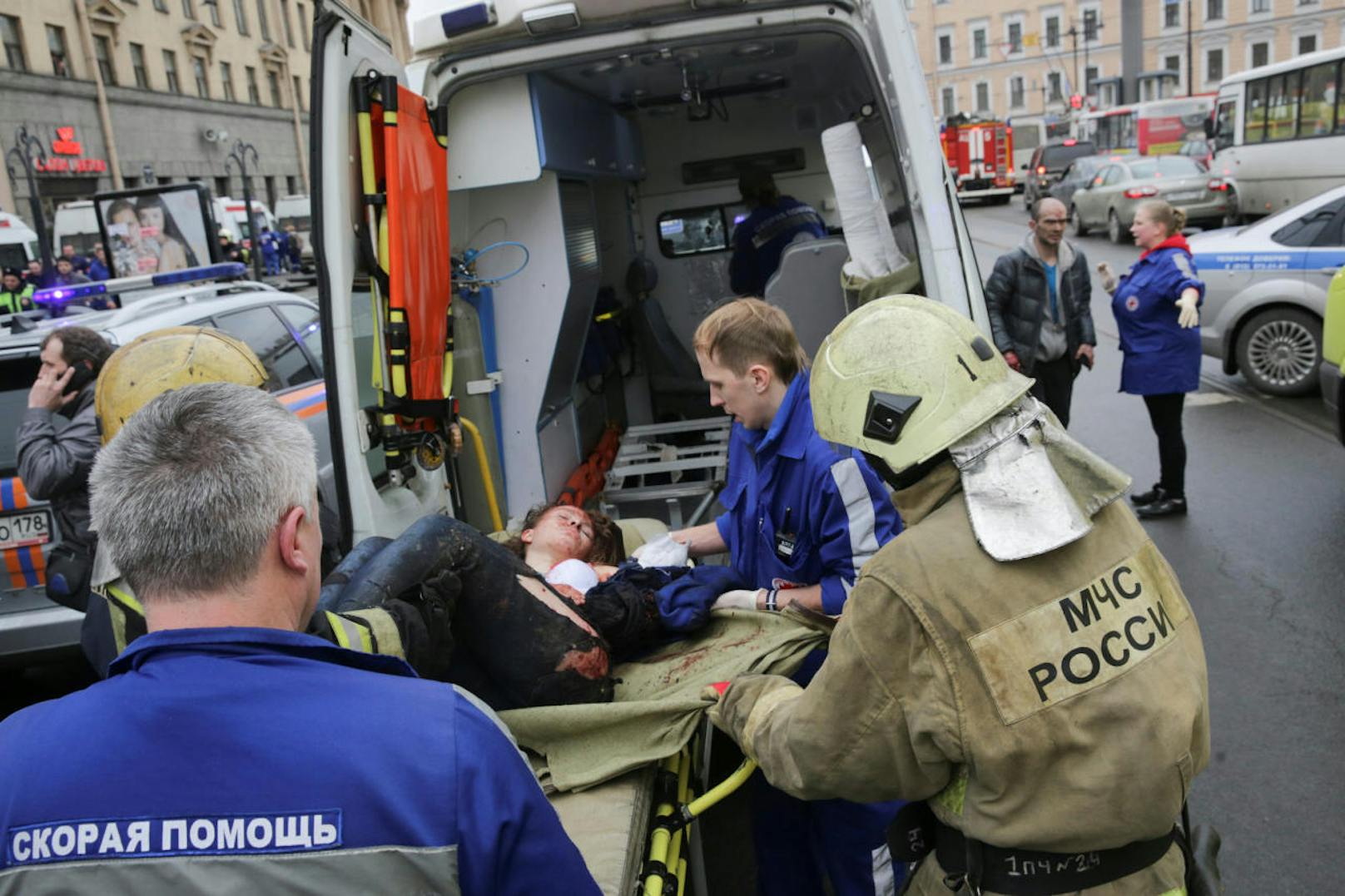 Verletzte vor der U-Bahnsstation in St. Petersburg
