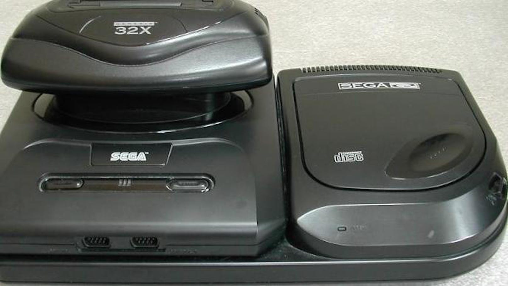 Die Sega 32X war eine Mega-Drive-Erweiterung, die aus der 16-Bit- eine 32-Bit-Konsole machte. Doch das Teil war ein Schnellschuss und konnte sich nicht zuletzt wegen des schlechten Marketings nicht durchsetzen. (Foto: Sega)