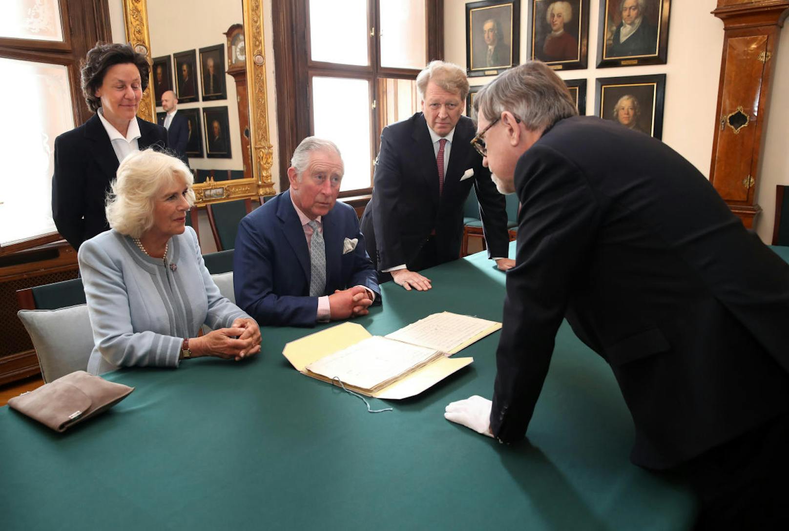 Charles und Camilla durften im Archiv einen Blick auf die Orginalmanuskripte von Mozart und Haydn werfen.