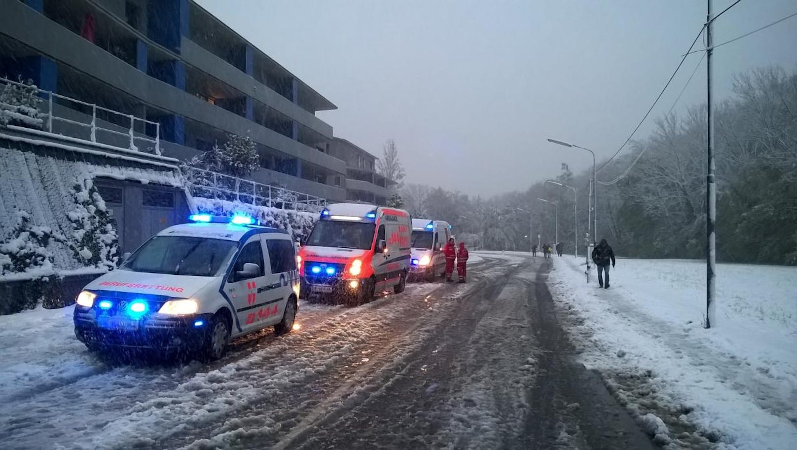 Die Berufsrettung Wien war zur Versorgung und Betreuung der Fahrzeuginsassen mit Teilen des Katastrophenzuges sowie mehreren Rettungsteams vor Ort.