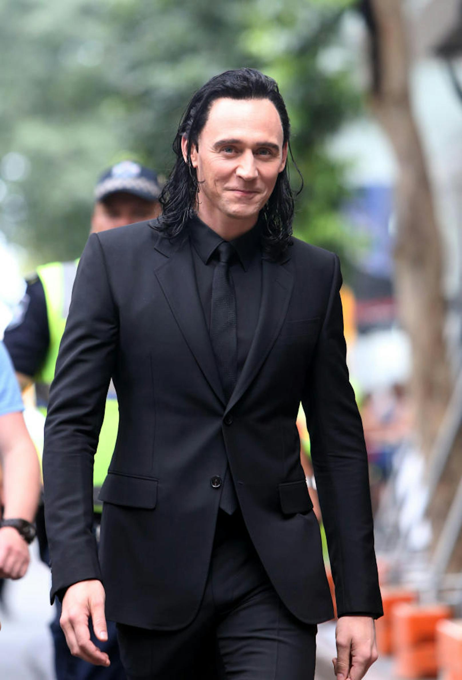 Schwarz gefärbte Loki-Haarmatte, schwarzer Anzug: Loki in Reinkultur
