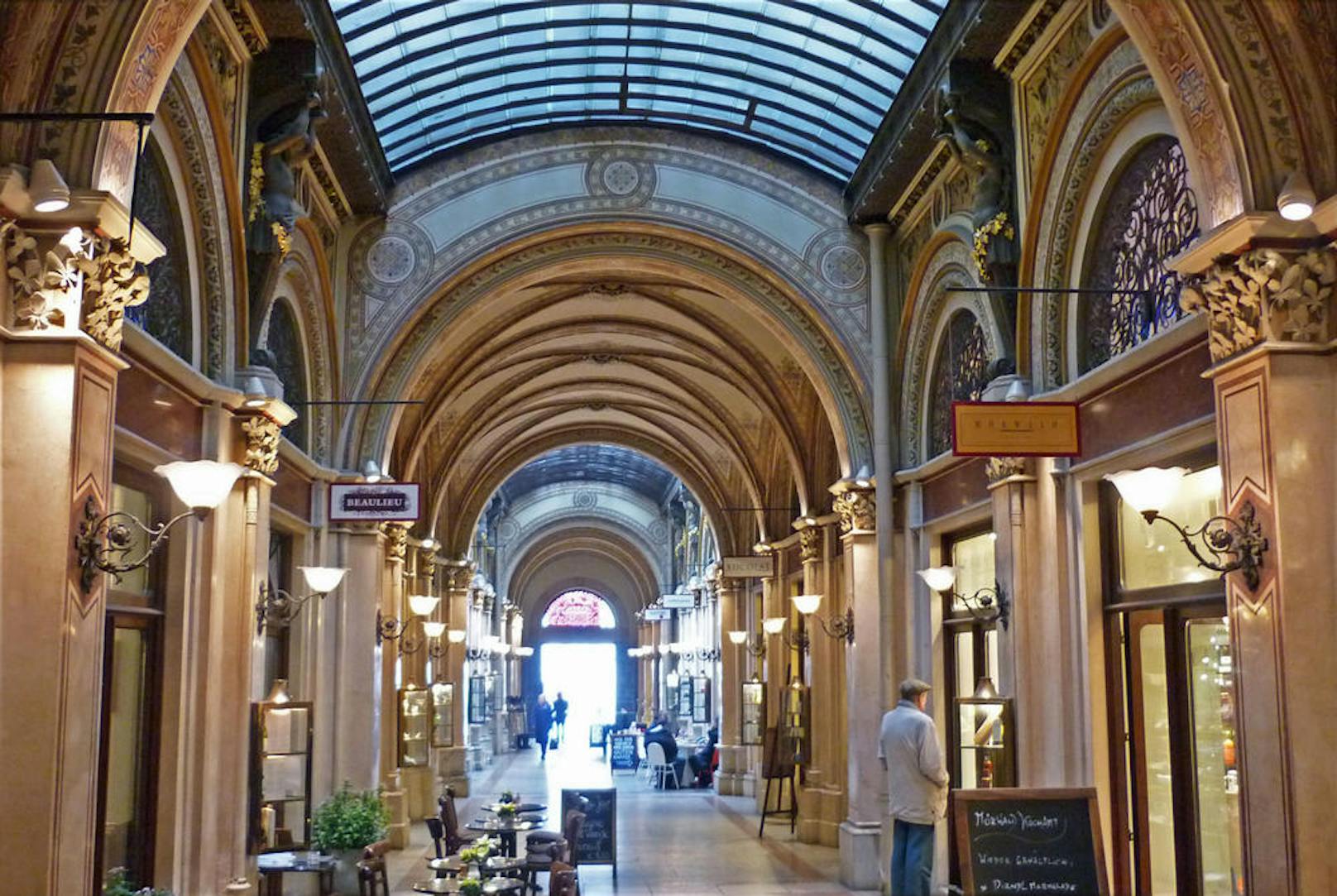<b>Palais Ferstel, 1. Bezirk:</b> In der Passage, die von der Herrengasse zur Freyung führt, befinden sich heute mehrere Geschäfte.