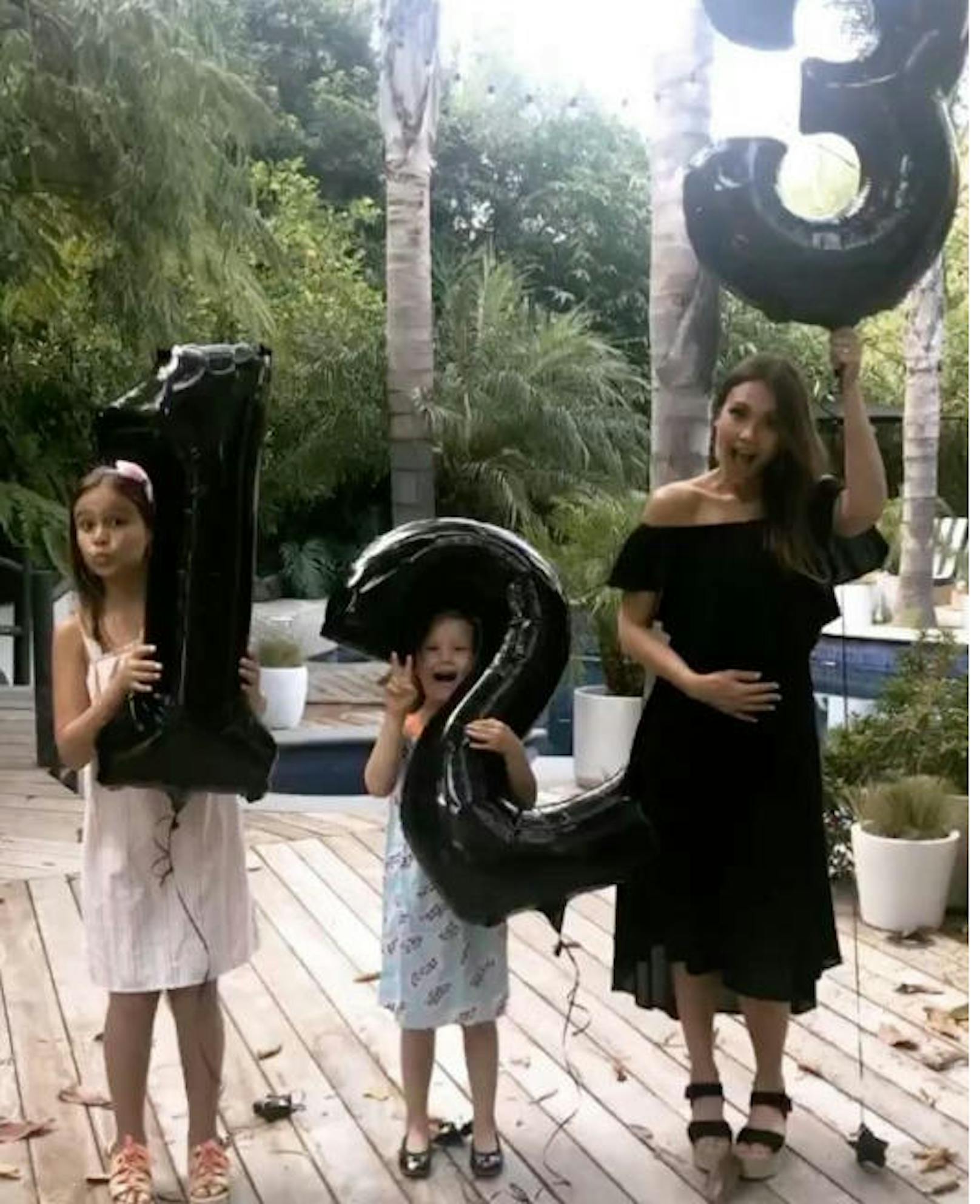 18.07.2017: Jessica Alba erwartet ihr drittes Kind, wie die Schauspielerin mit diesem süßen Foto via Instagram verkündet. Herzliche Gratulation!