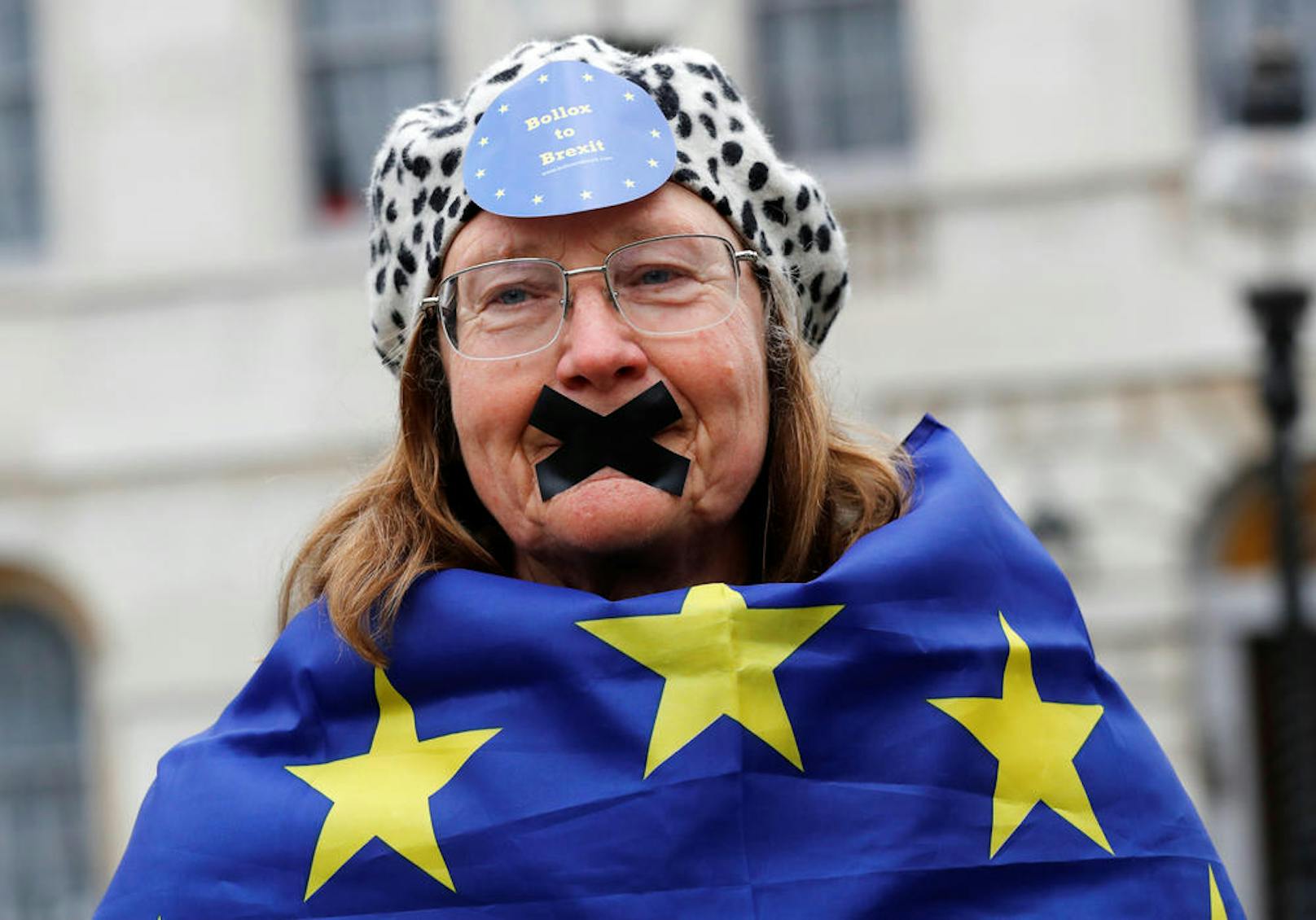 29.03.2017: Auch wenn die britische Premierministerin Theresa May den EU-Austrittsprozess Großbritanniens in die Wege geleitet hat, protestieren Bürger wie diese Frau vor dem Westminster Palace gegen diese Entscheidung.
