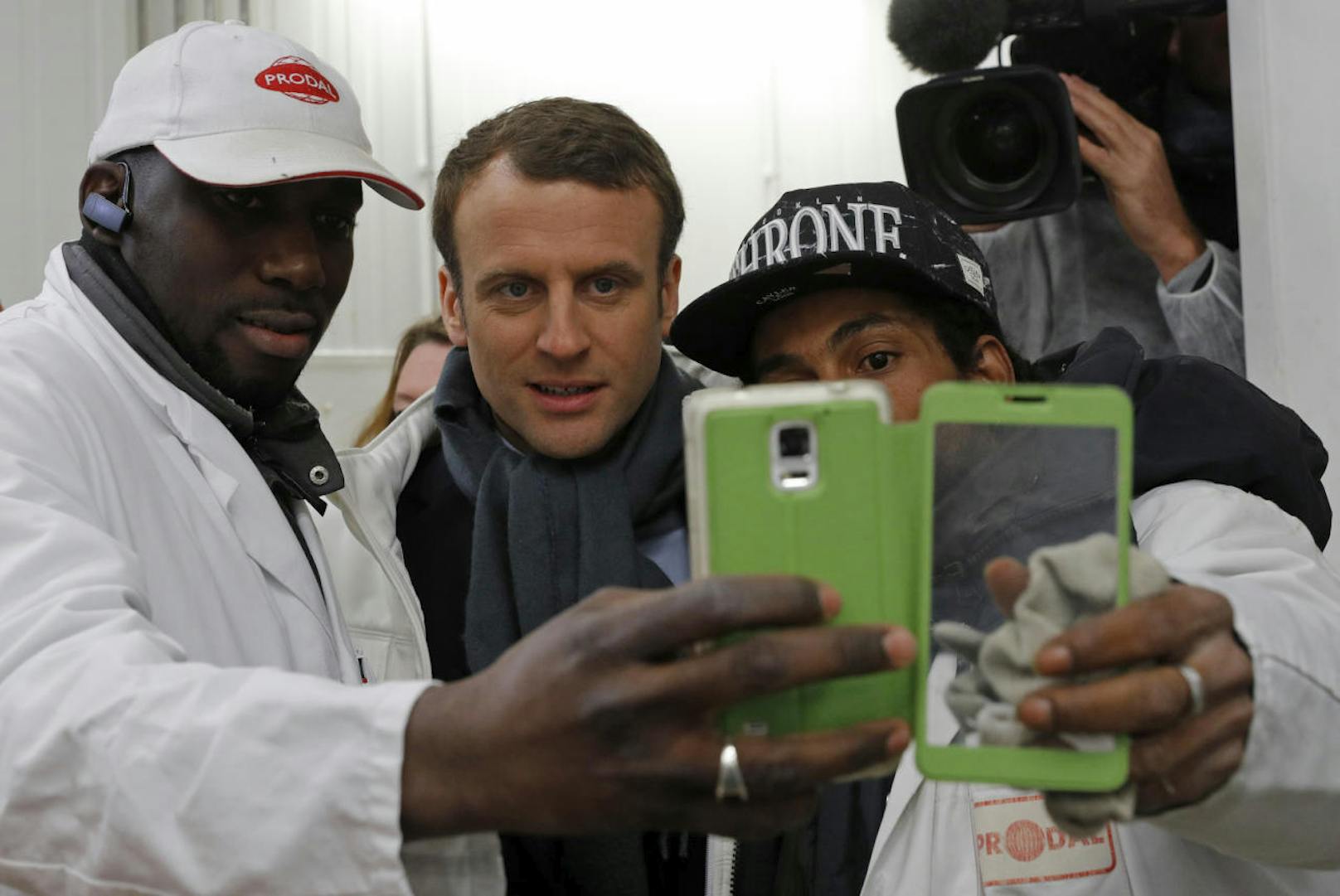 18. April 2017: Emmanuel Macron posiert auf dem Rungis Lebensmittelmarkt für ein Selfie