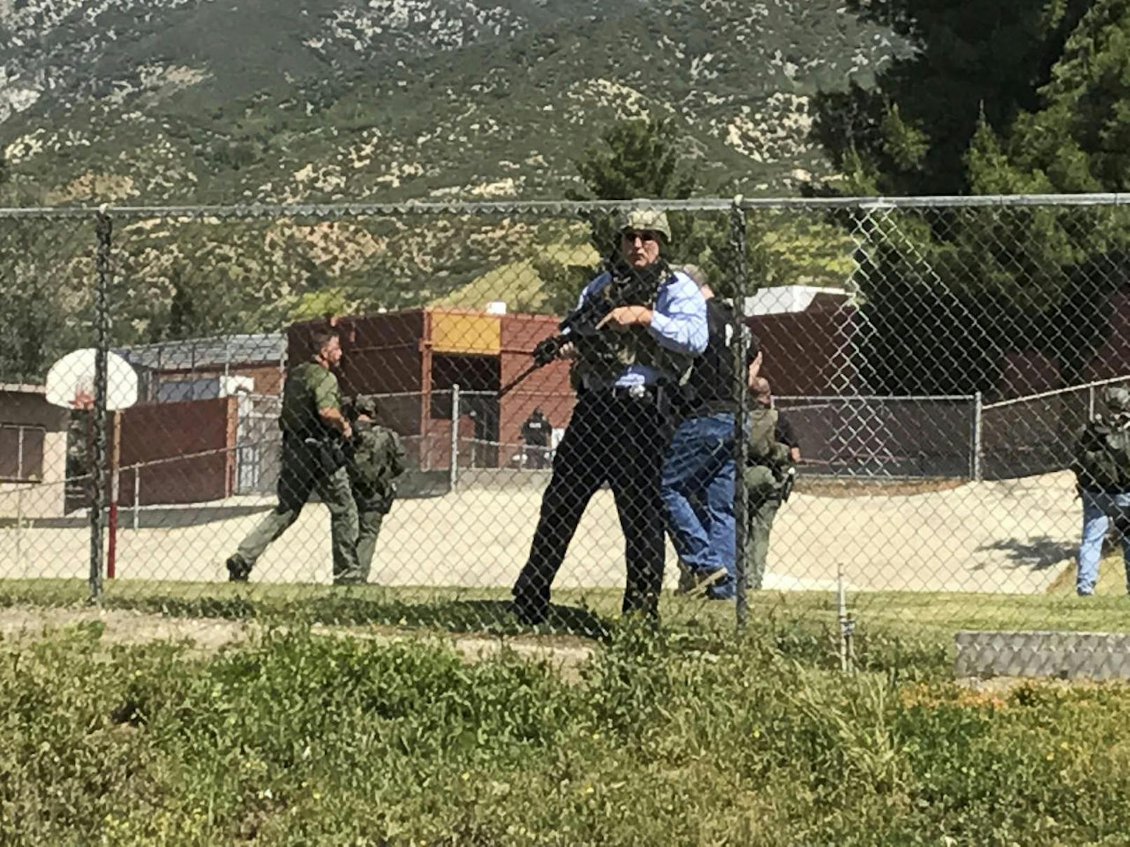 Bewaffnete Einsatzkräfte vor der Grundschule in San Bernardino