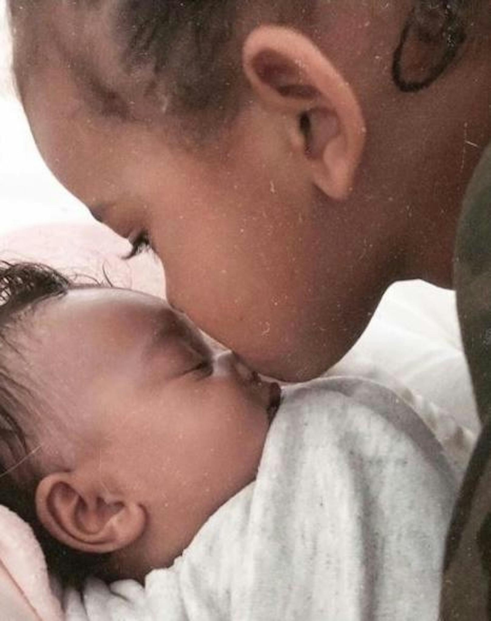 30.03.2018: Kim Kardashian erfreute ihre Fans mit einem süßen Foto, das ihren Sohn Saint dabei zeigt, wie er seine kleine Schwester Chicago abbusselt.
