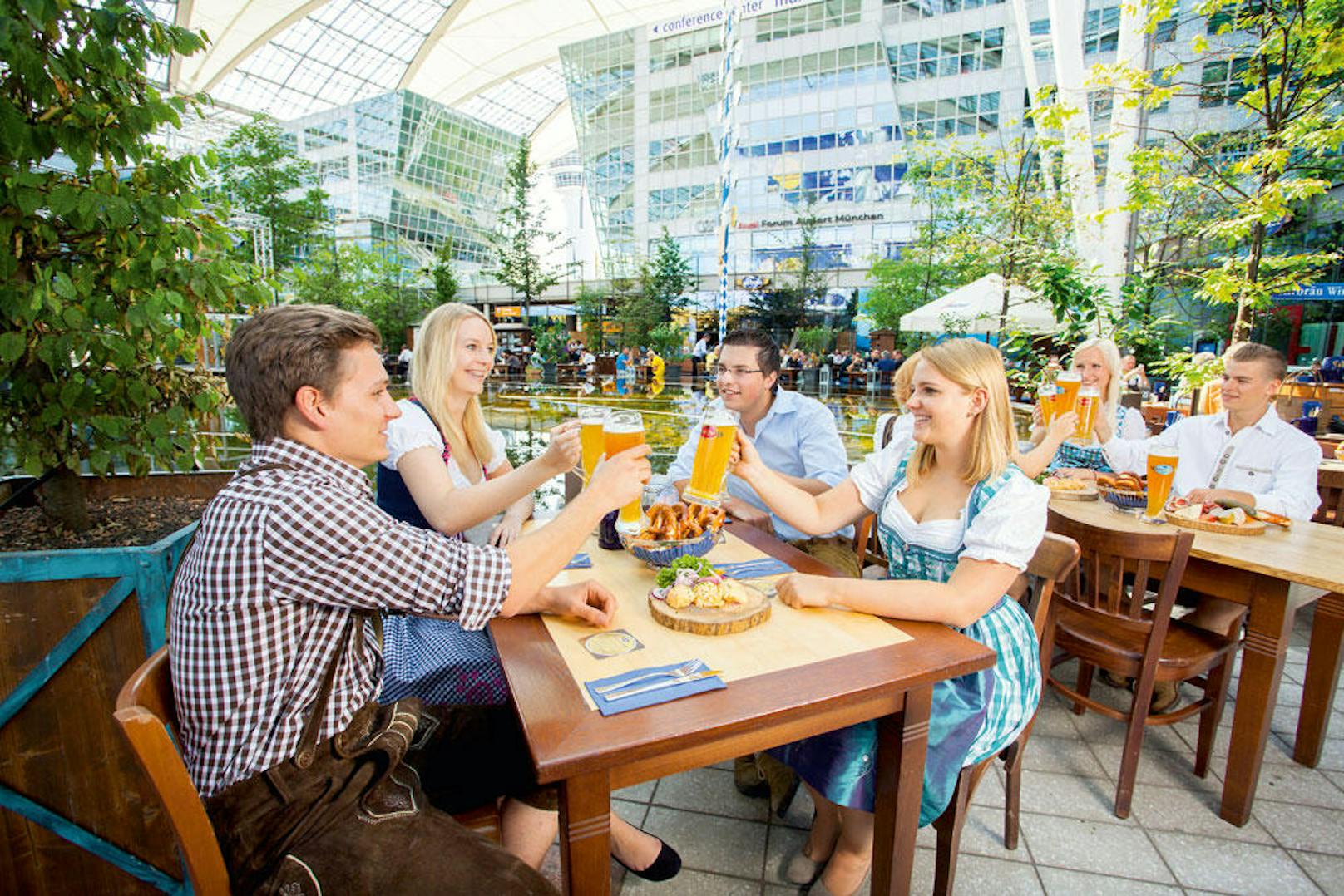 <b>Flughafen München "Franz Josef Strauß": Bayerische Gemütlichkeit im Terminal</b>
München ist nicht nur zu Oktoberfestzeiten für gut gefüllte Maßkrüge bekannt. Passagiere des Flughafen München "Franz Josef Strauß" kommen in den Genuss traditionell bayerischen Bieres, gebraut in der weltweit einzigen Flughafen-Brauerei "Airbräu". Im Rahmen einer Führung können Reisende alles über die Herstellung des Gerstensaftes lernen, bevor sie sich Maß und bayerische Spezialitäten schmecken lassen.