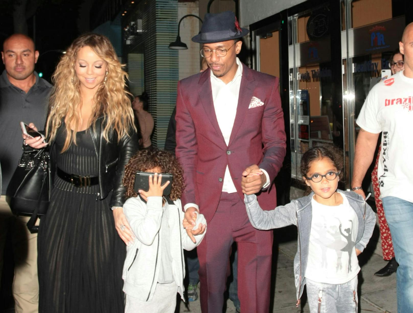 Mariah Carey verbrachte mit ihrem Ex-Mann Nick Cannon und ihren gemeinsamen Kindern einen Abend in einem Restaurant in Beverly Hills