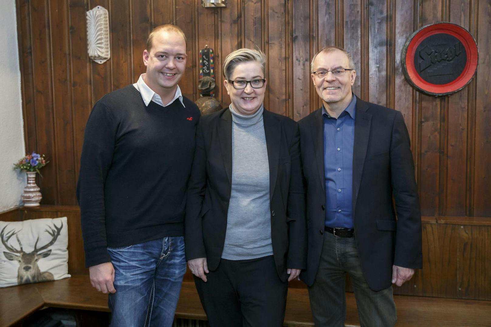 Einer der profiliertesten Häupl-Kritiker ist Harald Troch (re. im Bild mit Kosazky und Gauper), Bezirksrat in Simmering.