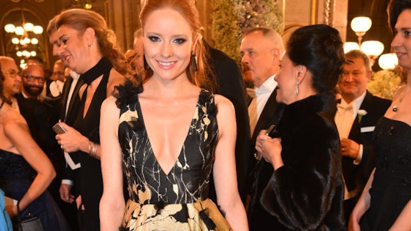 Model Barbara Meier am Opernball 2016.