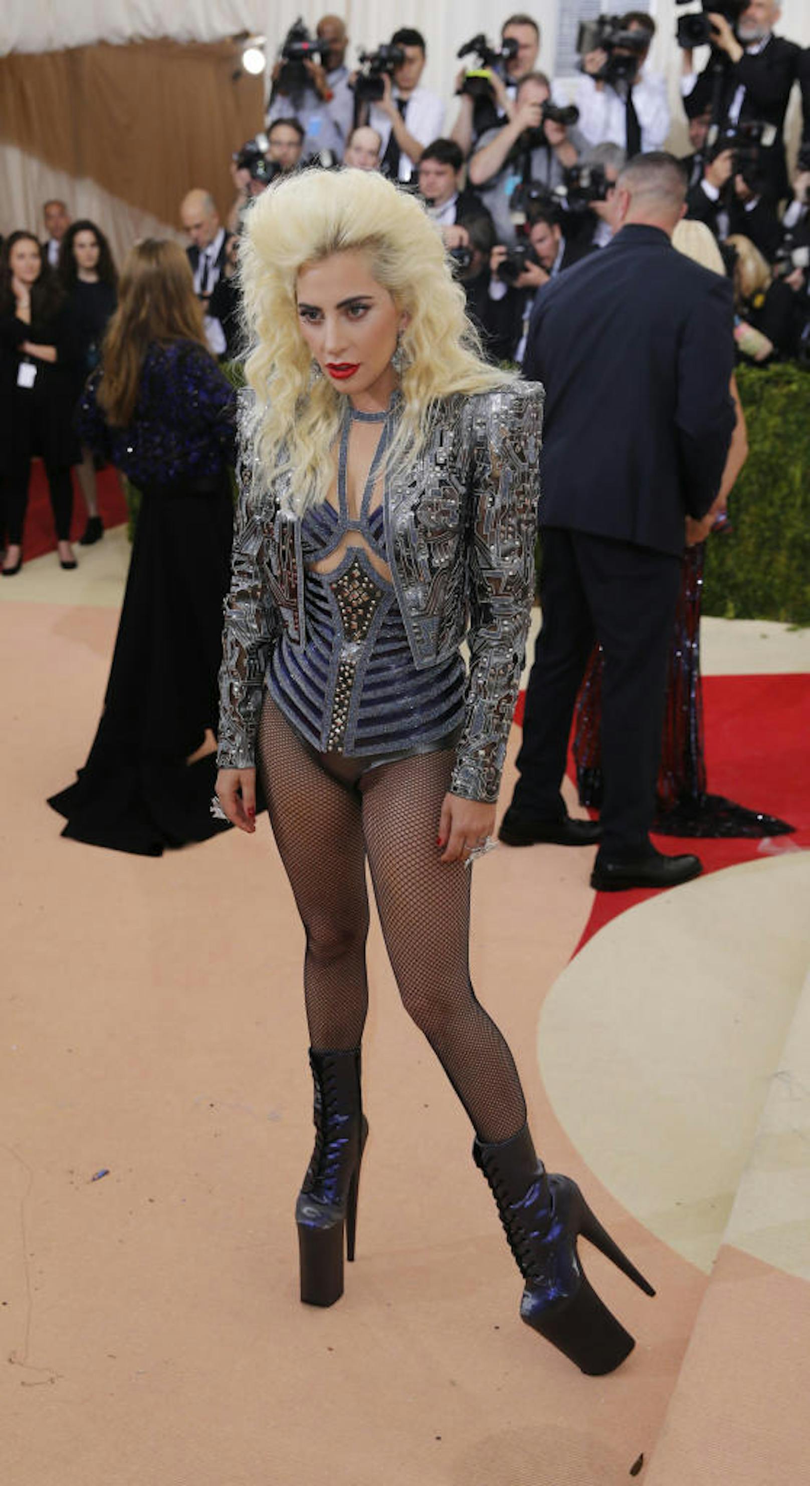Lady Gaga hat wohl bei diesem Auftritt ihre Hose vergessen.