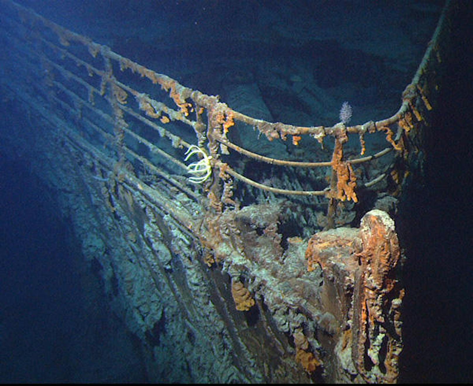Das Wrack der Titanic liegt 3.840 Meter unter der Meeresoberfläche.