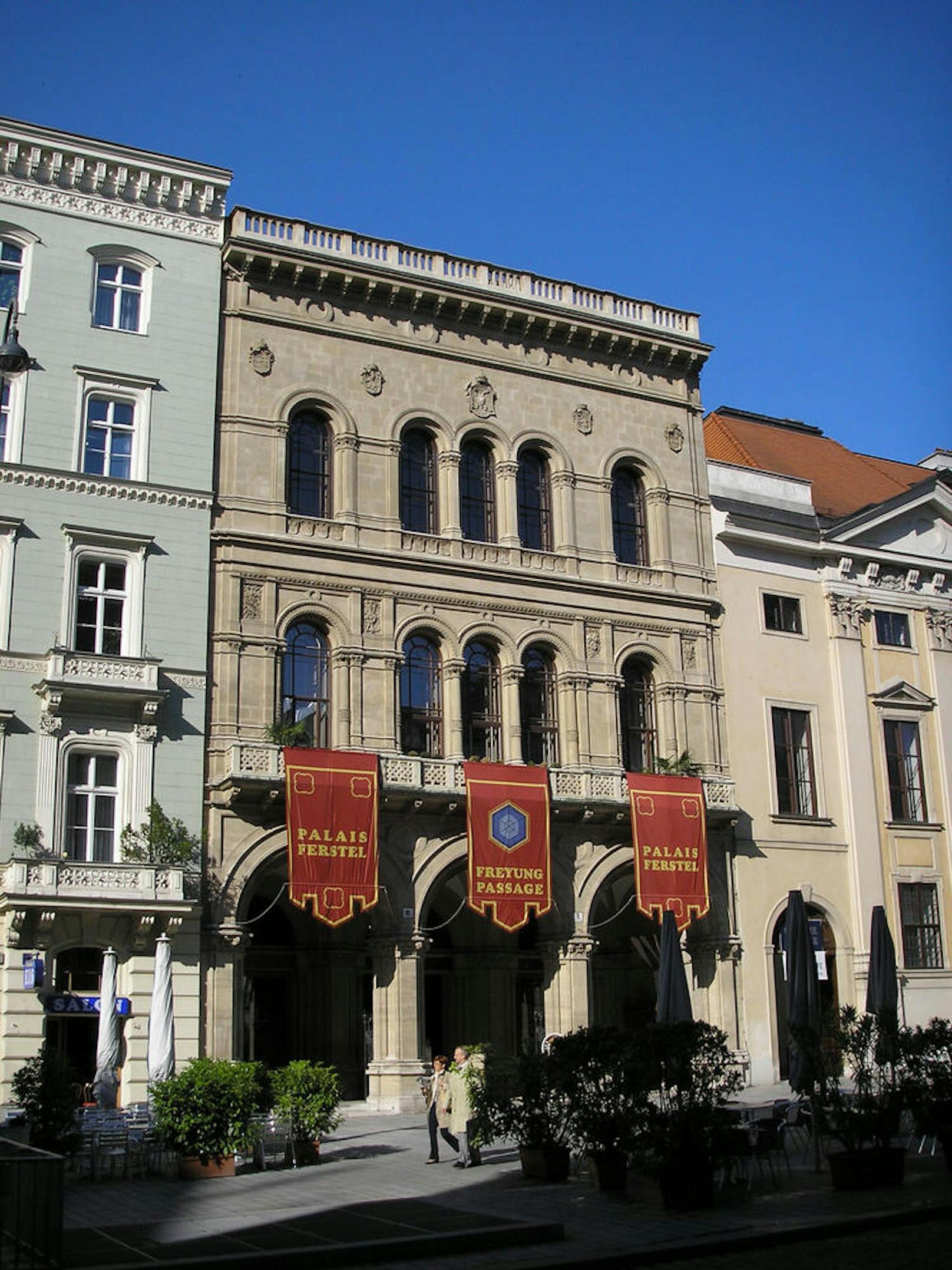 <b>Palais Ferstel, 1. Bezirk:</b> Architekt Heinrich von Ferstel plante das Gebäude als Nationalbank- und Börsengebäude. Das im Jahr 1895 fertiggestellte Bauwerk wurde im zweiten Weltkrieg schwer beschädigt und erst ab 1975 im alten Zustand renoviert.