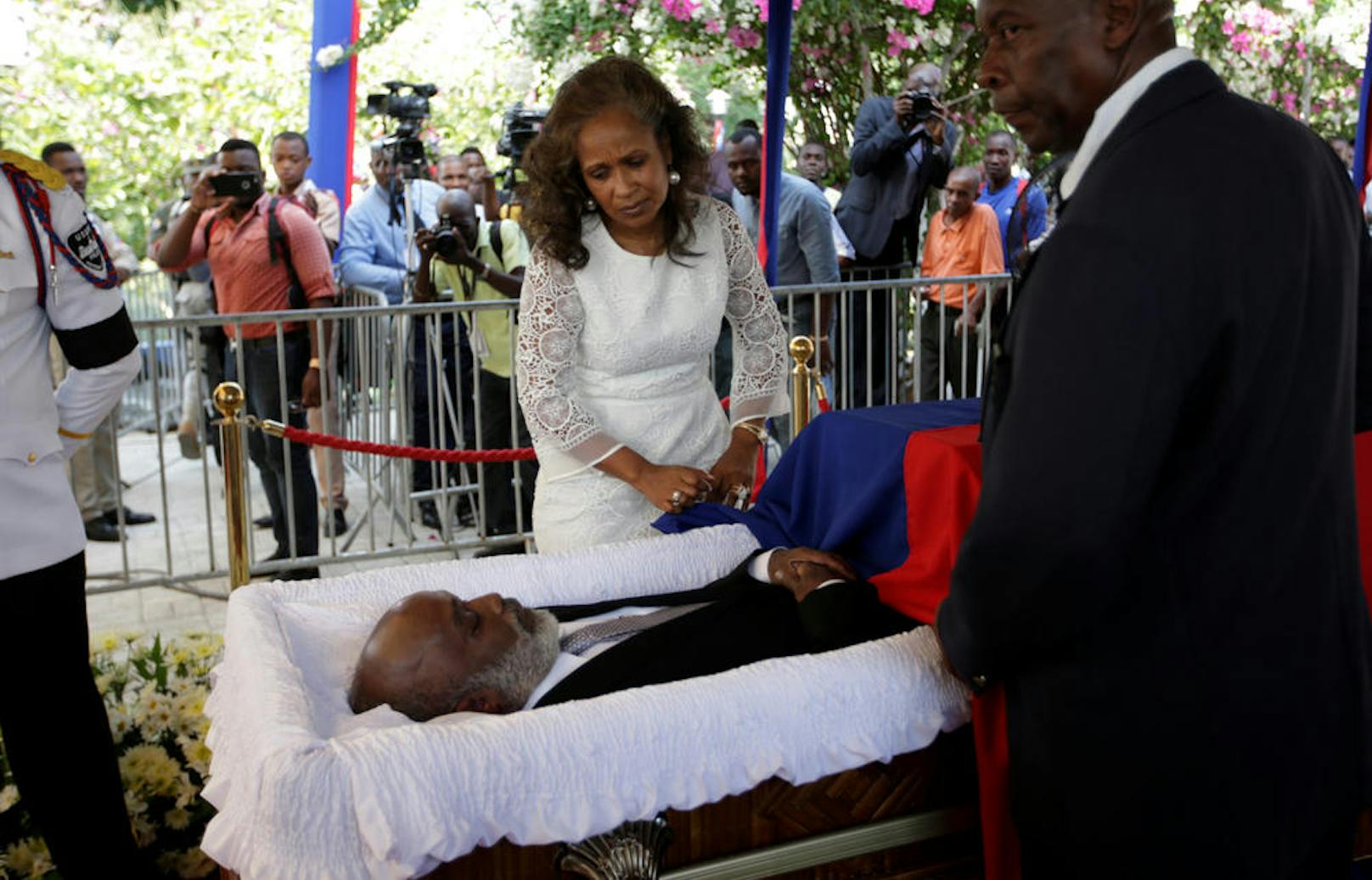 10.03.2017: Haitis Ex-Präsident wird begraben: Die ehemalige First Lady von Haiti, Elisabeth D. Preval am offenen Sarg ihres Ehemannes, dem früheren Präsidenten Rene Preval während seinem Begräbnis in Port-au-Prince.