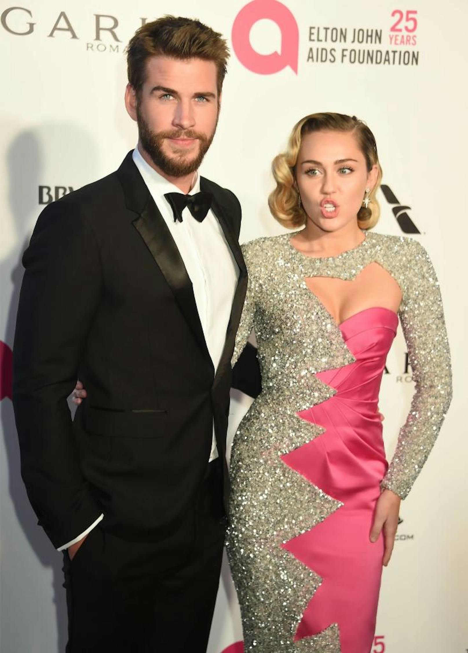 Verheiratet: Liam Hemsworth und Miley Cyrus führten jahrelang eine On/Off-Beziehung, bevor sie bei sich zu Hause an Weihnachten 2018 heirateten.