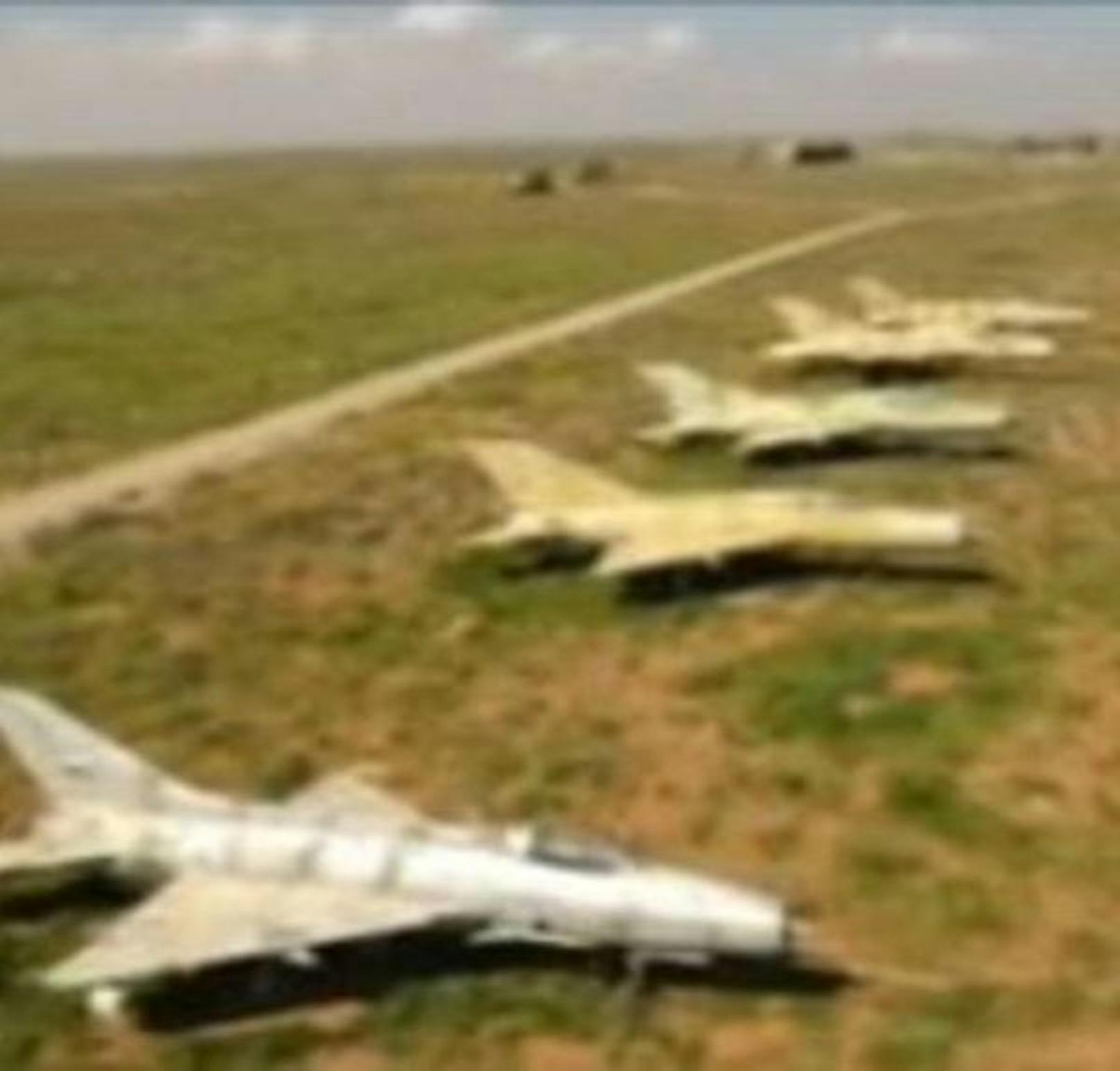 Auch außerhalb der Hangars haben einige syrische Maschinen das Bombardement offenbar unversehrt überstanden.