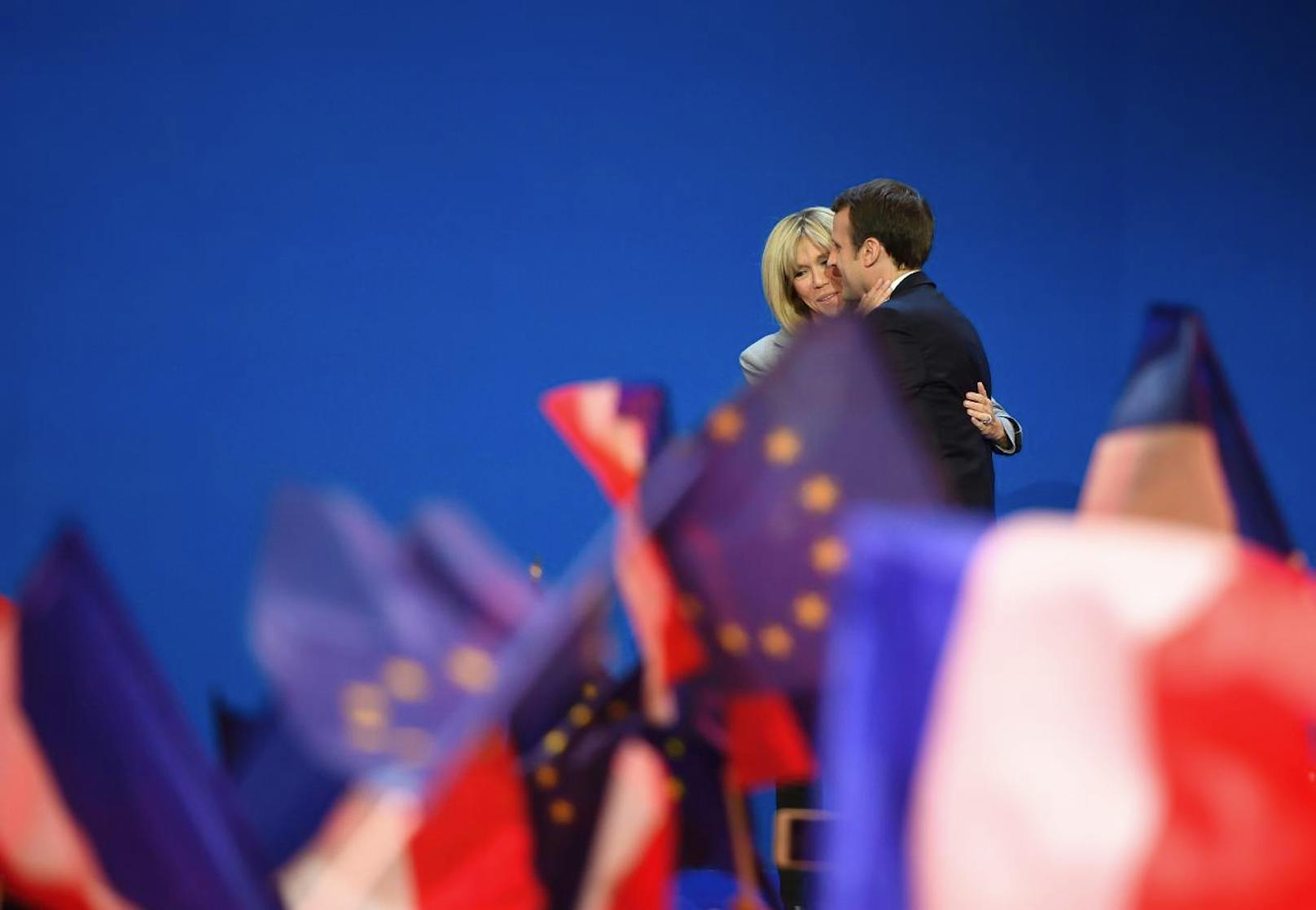 Nach dem Wahlsieg: Frankreichs Emmanuel Macron küsst seine Frau Brigitte