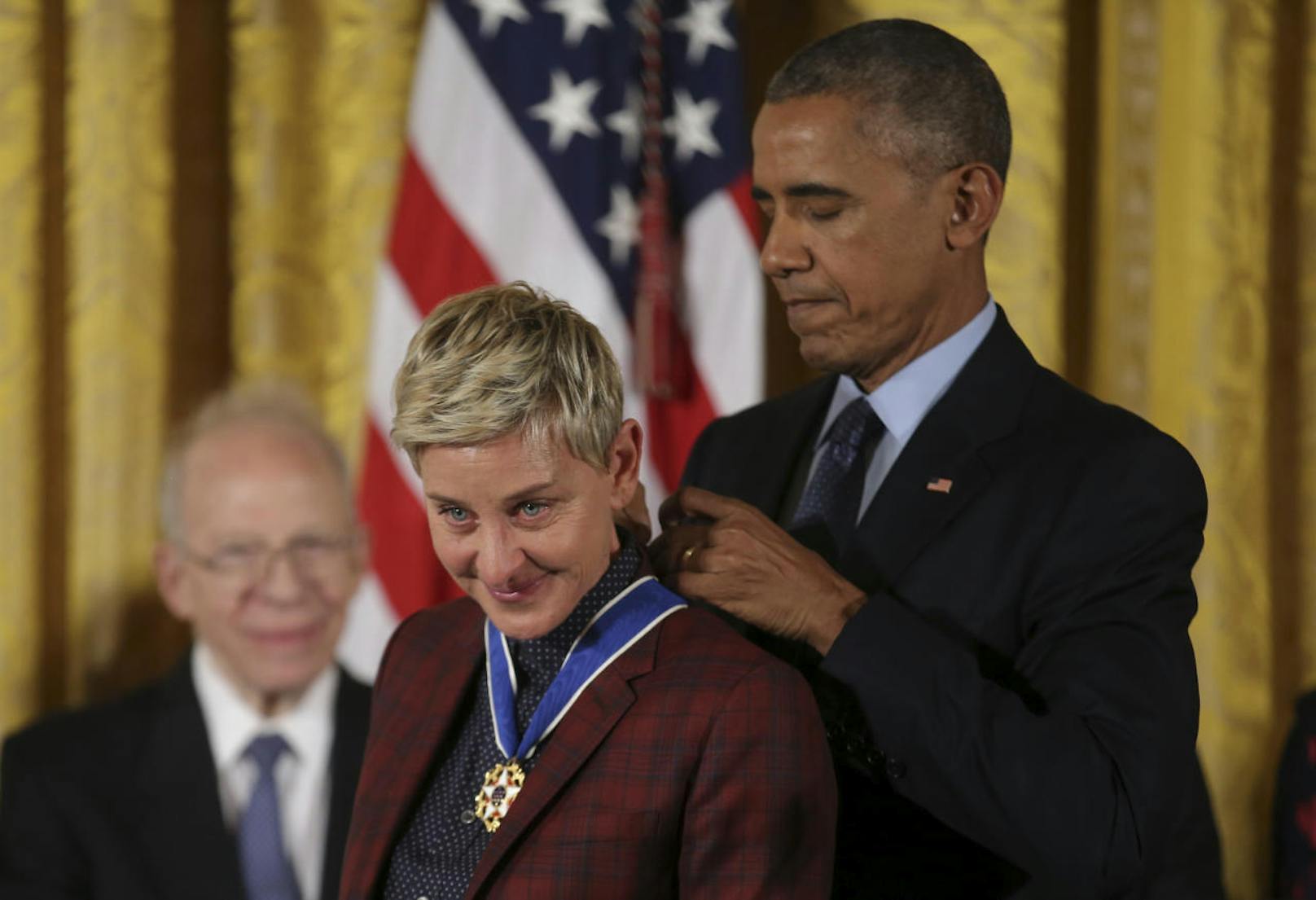 Ellen DeGeneres erhält die Presidential Medal of Freedom von Barack Obama.