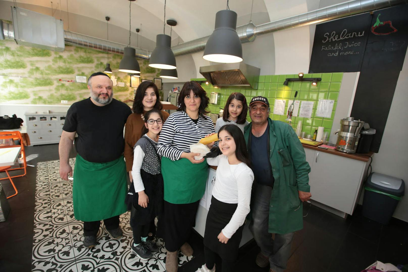 Anat Sadikov hat gemeinsam mit ihrem Mann Eliahu 2015 das Falafelgeschäft "Shelanu" in Wien- Leopoldstadt eröffnet.