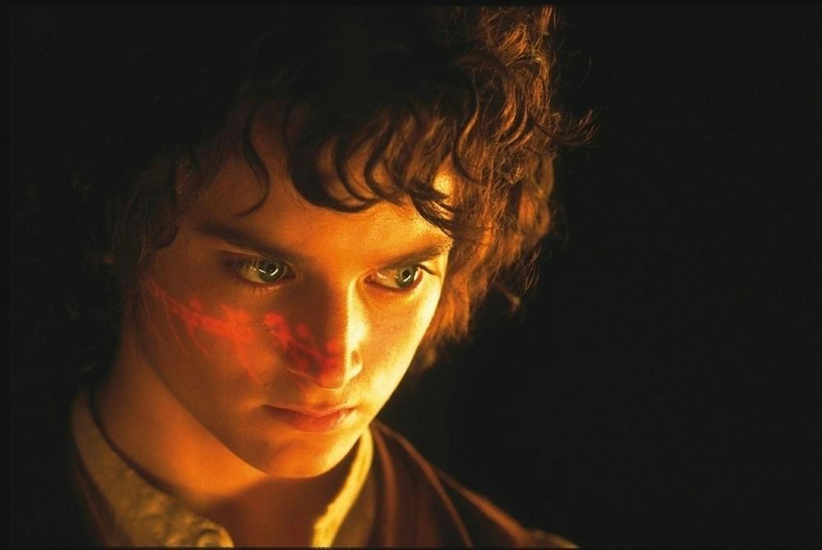 Frodo Beutlin (Elijah Wood) wird als Ringträger auserwählt. Zusammen mit den Gefährten muss er dafür sorgen, dass der mächtige Ring zerstört wird.