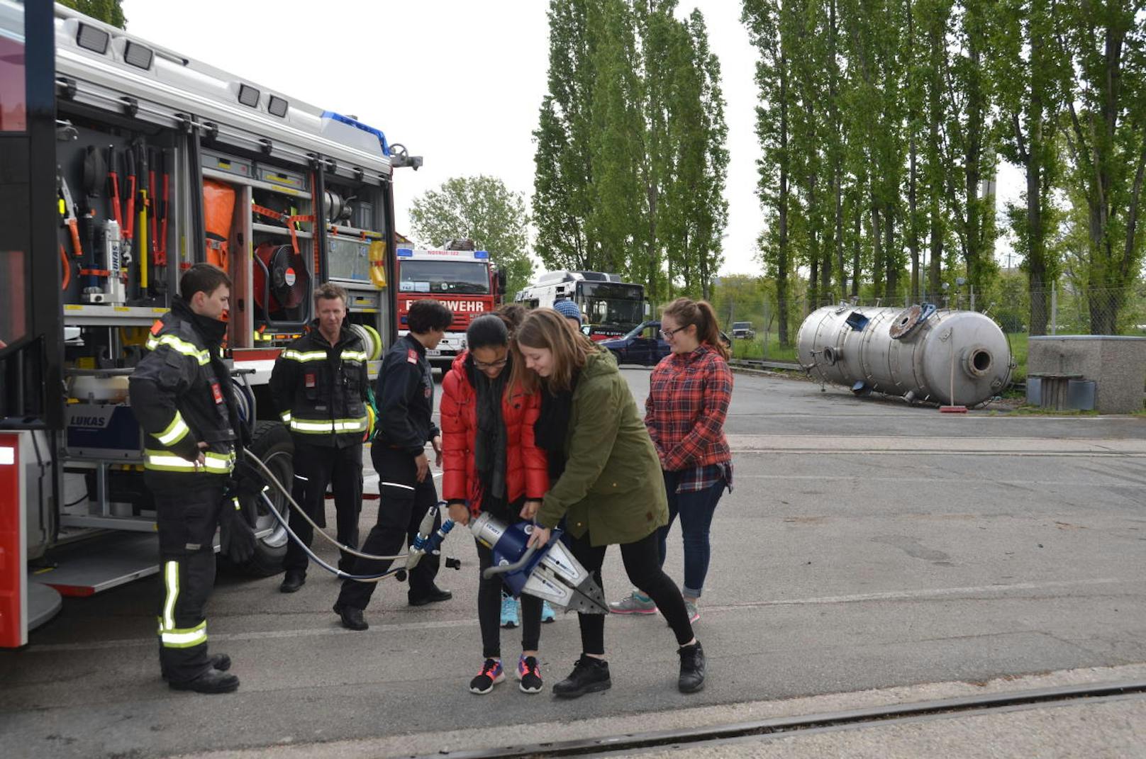 Wie funktioniert ein Feuerwehrauto? Action beim Töchtertag 2016