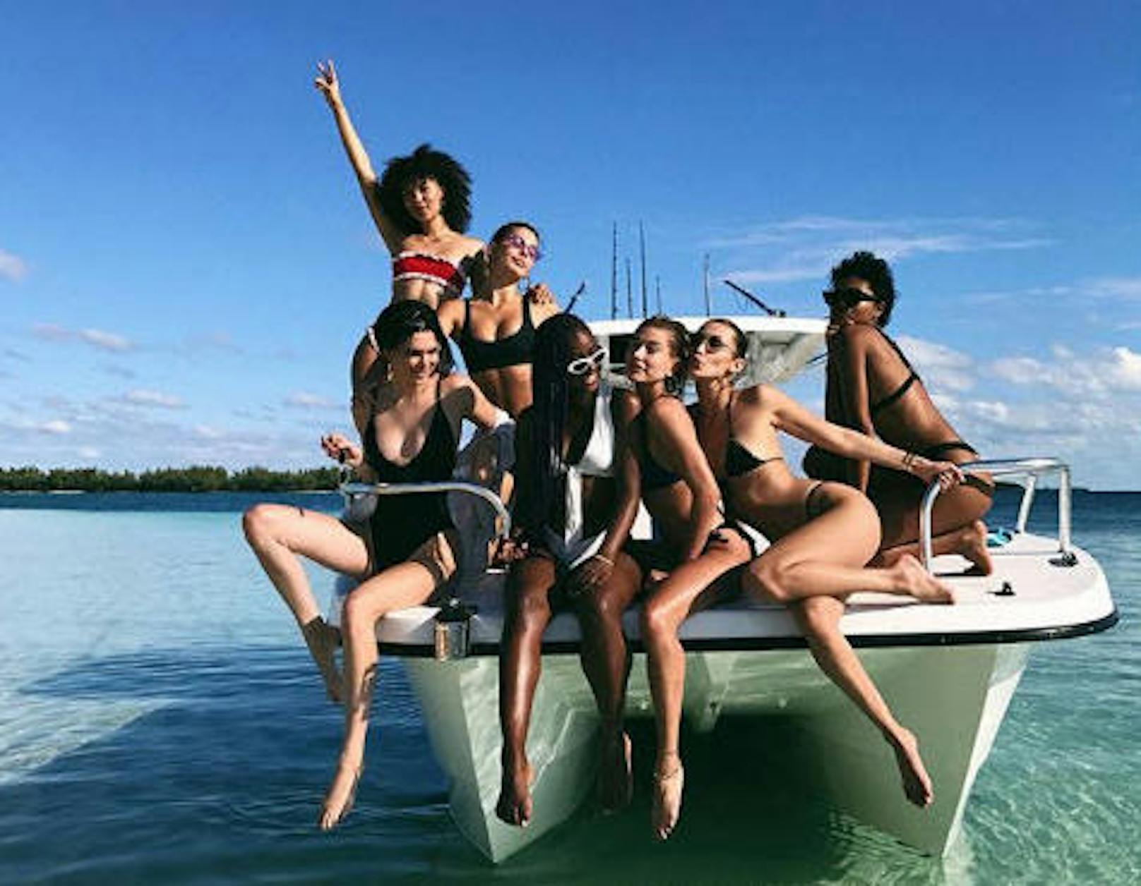 28.11.2017: Viele Models, ein Boot, tolle Stimmung - Kendall Jenner (vorne links) feiert mit Isabella Peschardt, Camila Morrone, Justine Skye, Hailey Baldwin, Renell Medrano und Bella Hadid auf den Bahamas. 