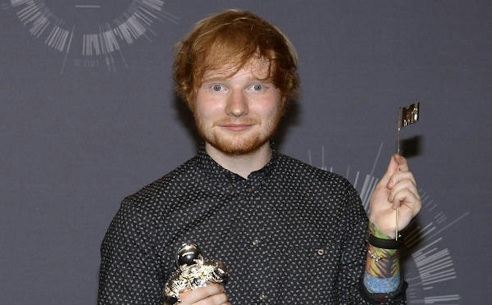 Ed Sheeran freut sich über einen Preis.