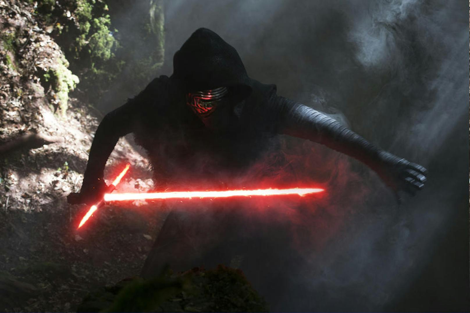 Kylo Ren in seiner an Darth Vader erinnernden Montur in "Star Wars Episode VII: Das Erwachen der Macht"