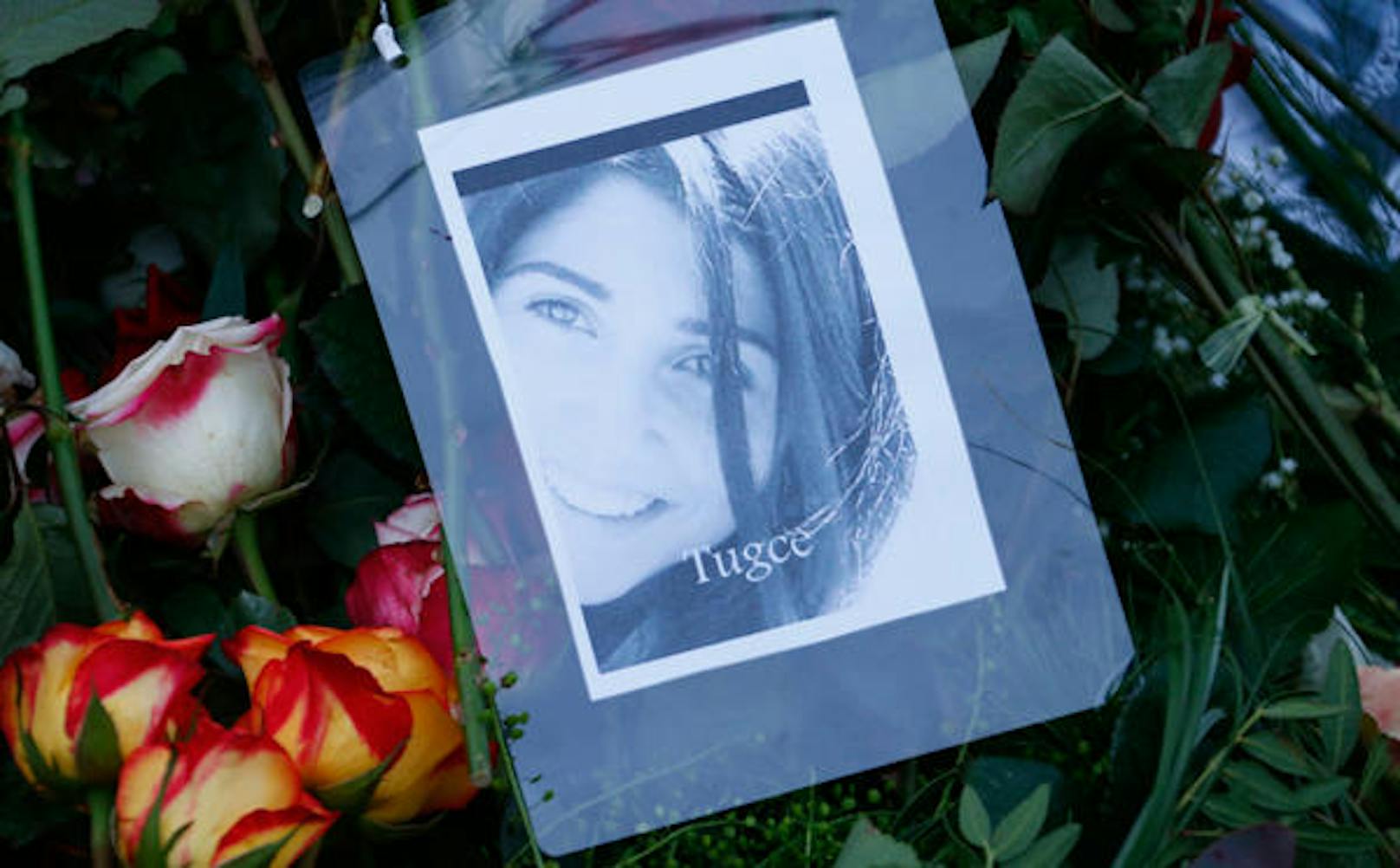 Tugce Albayrak wurde im November 2014 auf dem Parkplatz eines Fast-Food-Restaurants in Offenbach von Sanel M. so heftig geschlagen, dass sie auf den Kopf fiel und wenige Tage später verstarb.