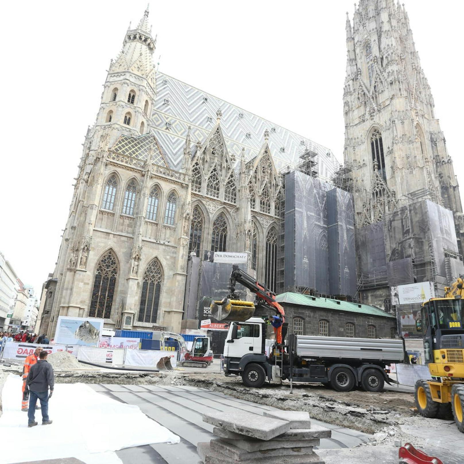 Baustelle mit Dom: Bis Oktober werden hier Granitplatten aus dem Waldviertel verlegt.
