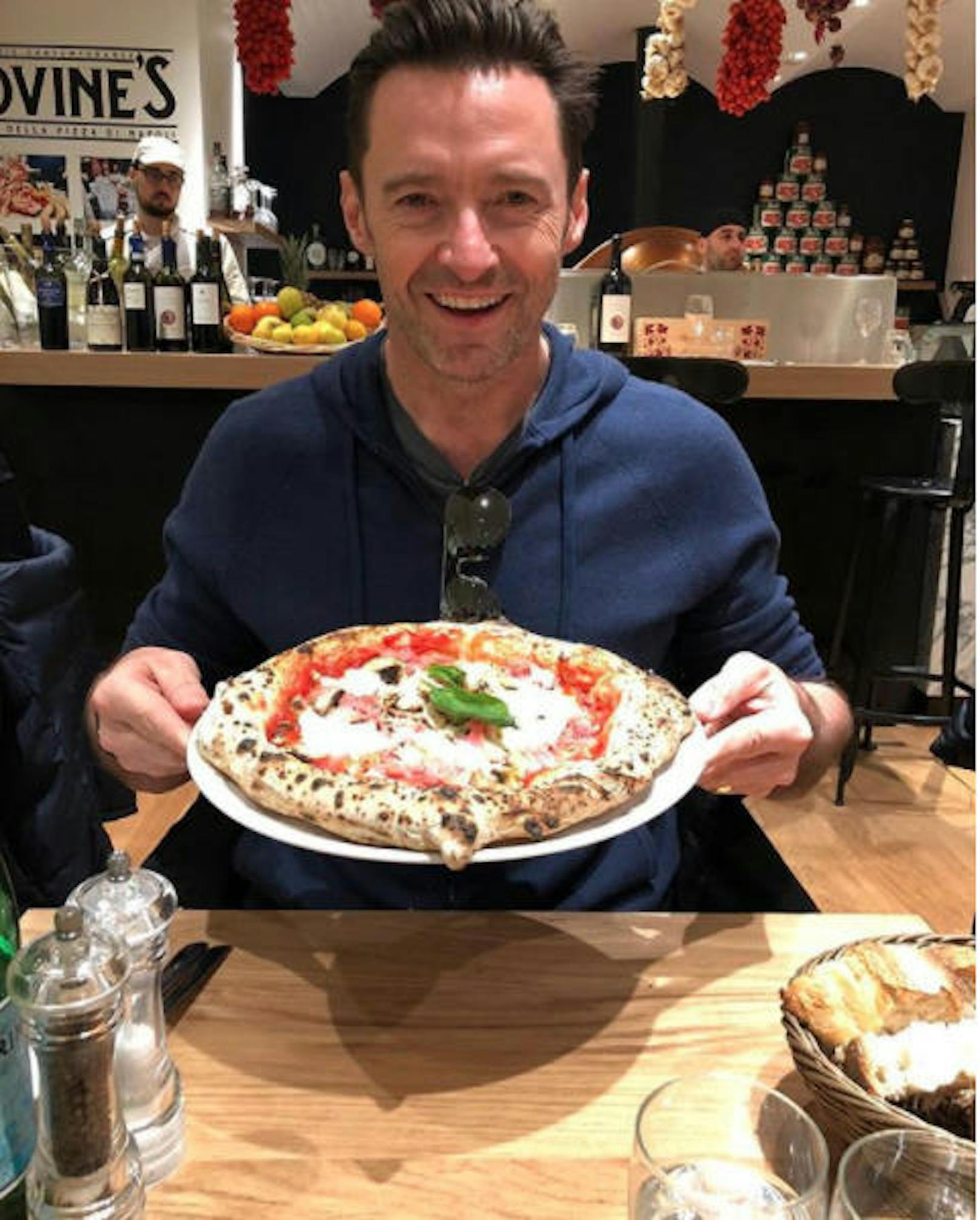 16.01.2018: Hugh Jackman hat sich nach "The Greatest Showman" mehr als eine Pizza verdient