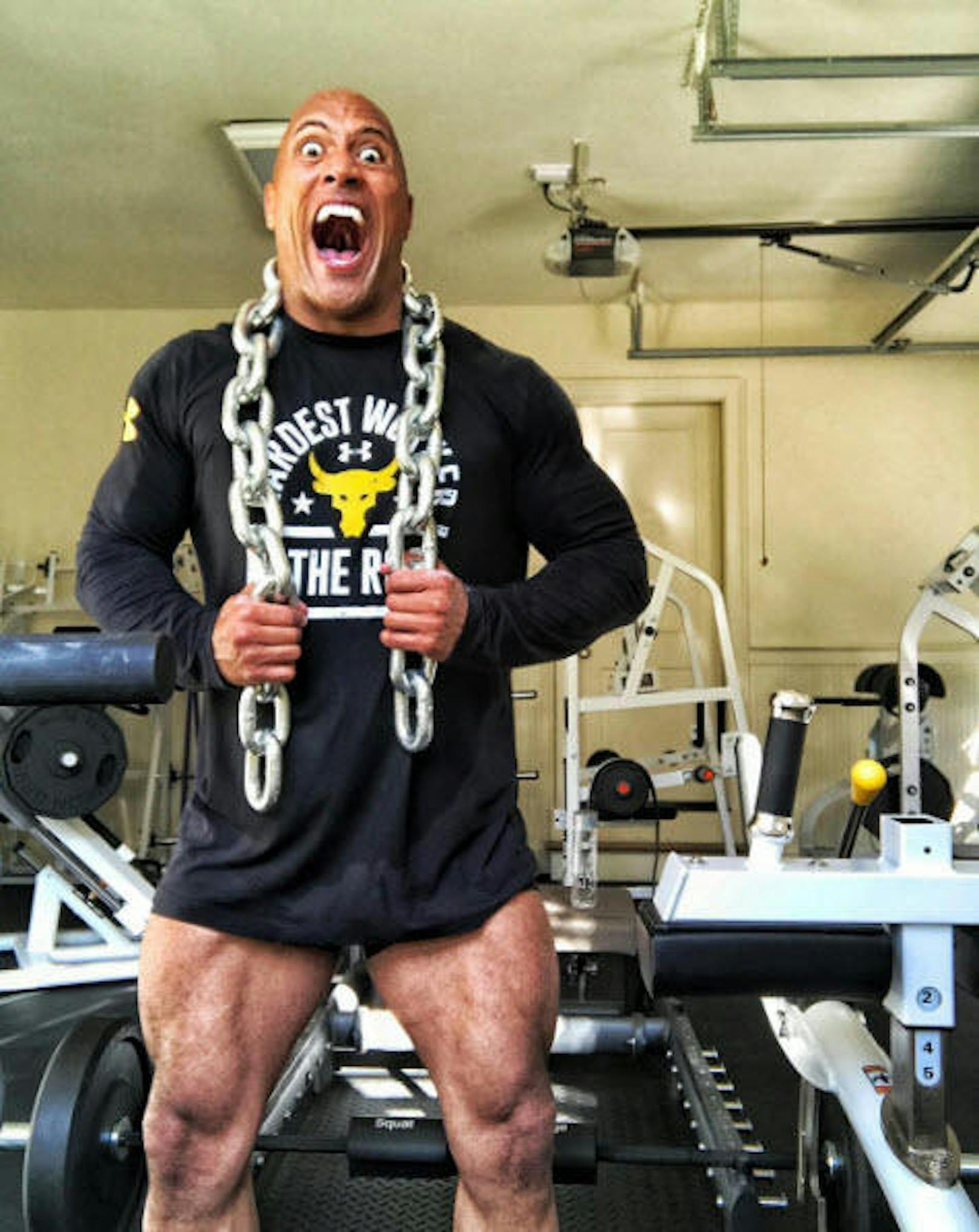 03.07.2017: Dwayne Johnson präsentiert seine gigantischen Oberschenkel auf Instagram und stellt klar: "Ich trainiere nicht nackt". Die Shorts seien durch's Muskelspiel einfach nach oben gerutscht... 