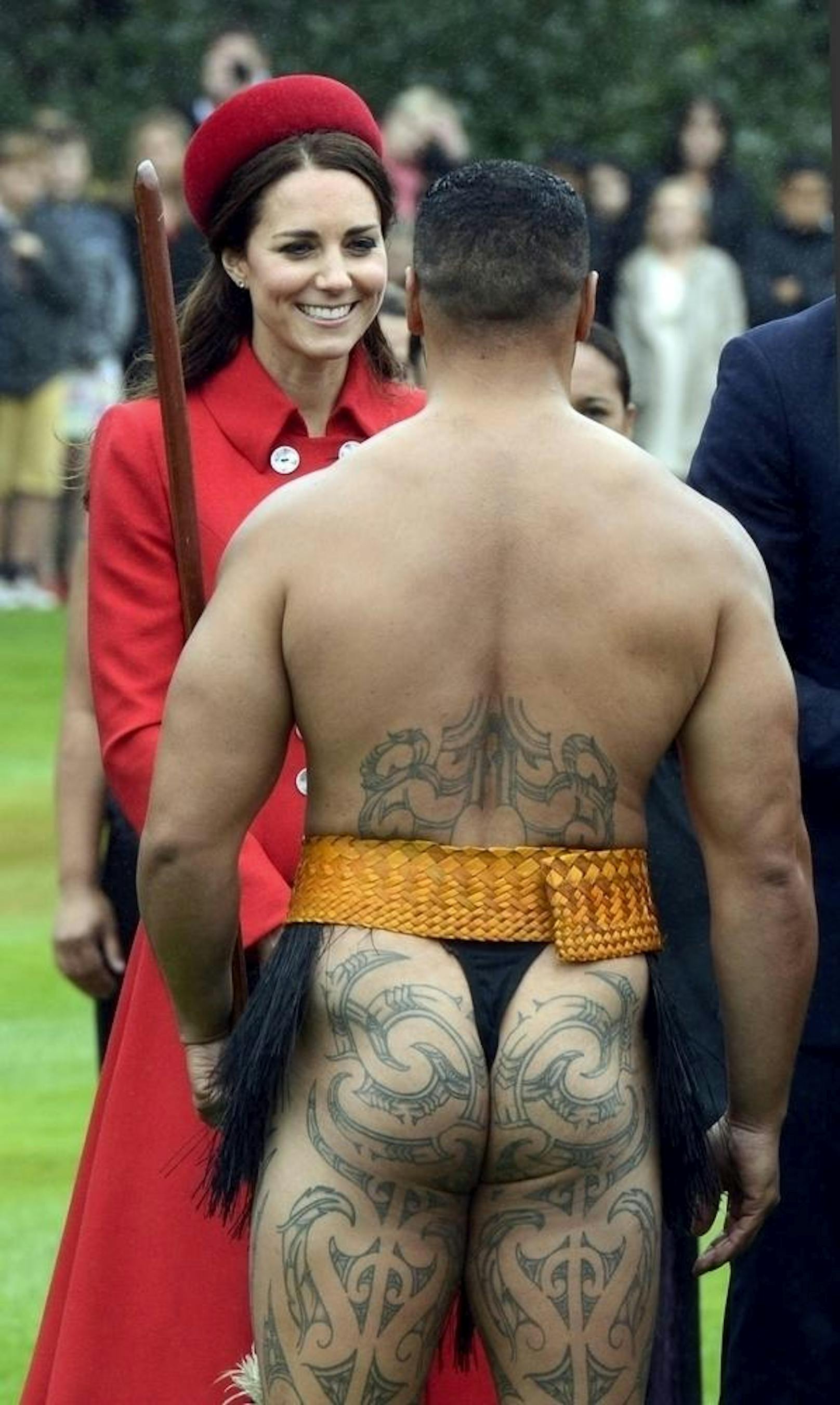 Als Herzogin muss man immer die Haltung bewahren. Aber Catherine steht hier 2014 ein Maori in traditionellen Tattoos und traditioneller Kleidung gegenüber. Trüge er Lederhosen, wäre ihr Lächeln wohl entspannter.