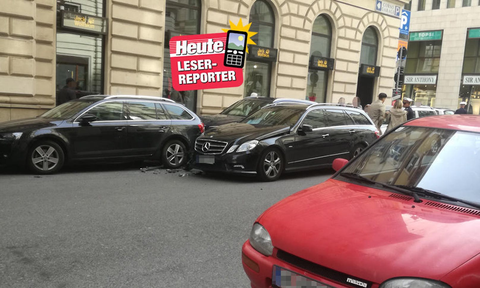 Der Mercedes streifte mehrere geparkte Autos. Personen wurden jedoch nicht verletzt