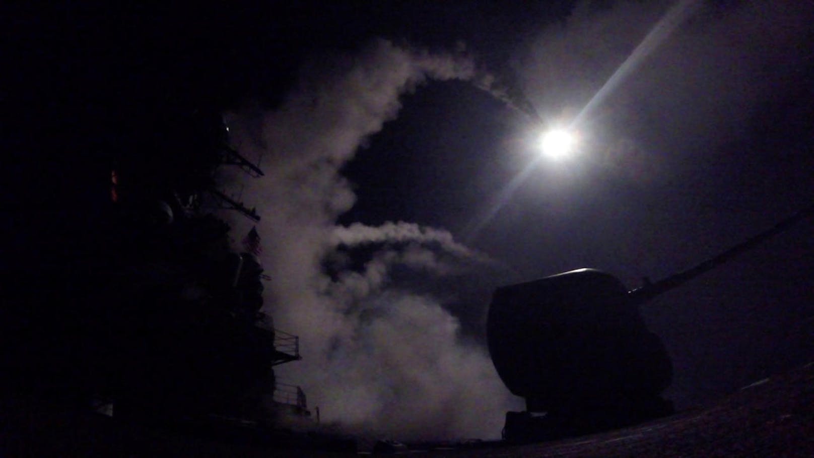 US-Zerstörer schossen 59 Marschflugkörper auf eine syrische Luftwaffenbasis ab.