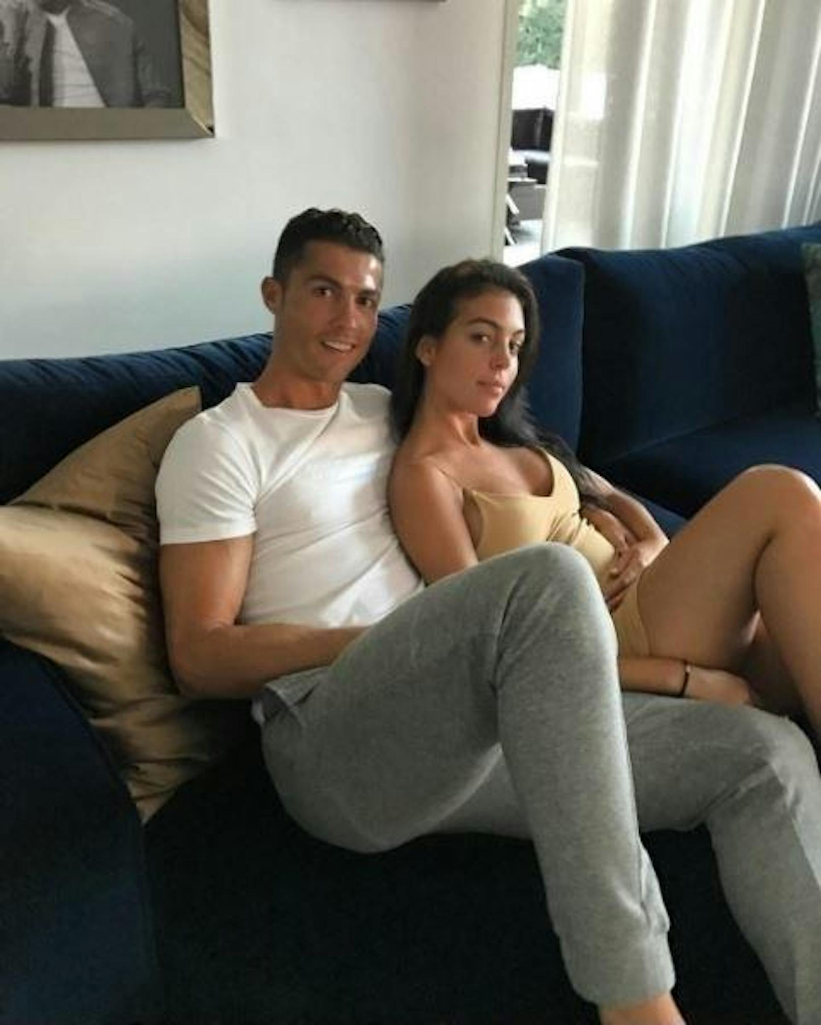 27.05.17: Ronaldo hat seine Hand auf dem Bauch seiner Freundin. Ist sie etwa schwanger?