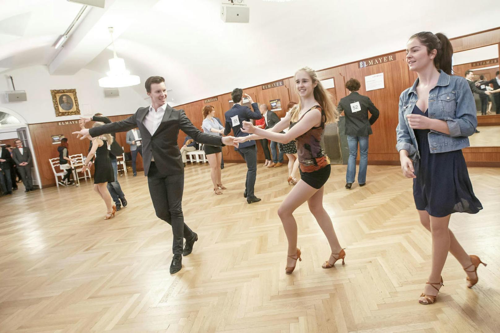 100 Tanzpaare kamen am Sonntag zum Vortanzen in die Tanzschule Elmayer.
