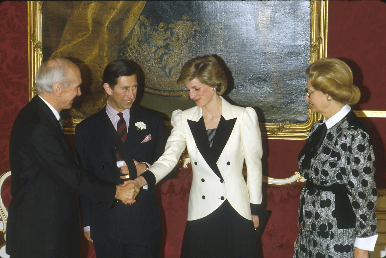 Bereits 1986 beehrte Charles (damals noch mit Prinzessin Diana verheiratet) nach Wien. Präsident Kirchschläger holte ihn vom Airport ab.