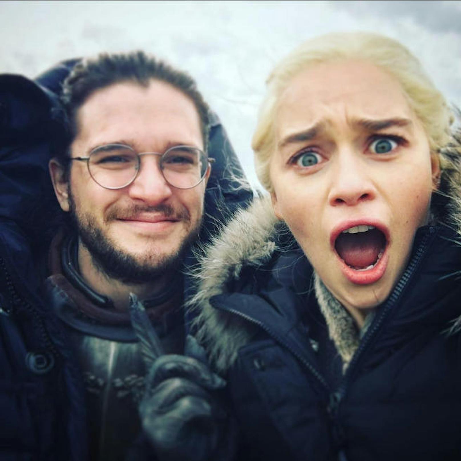 07.08.2017: "Game of Thrones"-Star Emilia Clarke teilte dieses lustige Selfie von sich und ihrem Kollegen Kit Harington: Wartet...habe ich euch das NICHT verraten?!" Etwa 13 Stunden nach Veröffentlichung auf ihrer Instagram-Seite hat der Schnappschuss bereits fast zwei Millionen Likes!