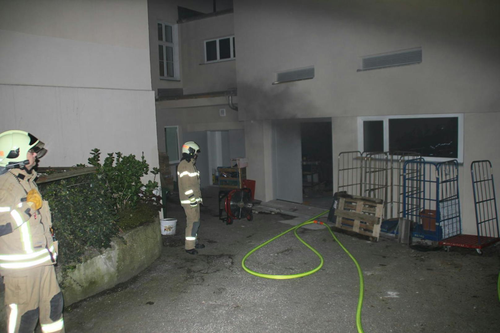 Ein Linzer Schüler- und Studentenheim stand in der Nacht auf Donnerstag in Flammen. Über die Brandursache wird gerätselt, Brandstiftung ist nicht ausgeschlossen.
