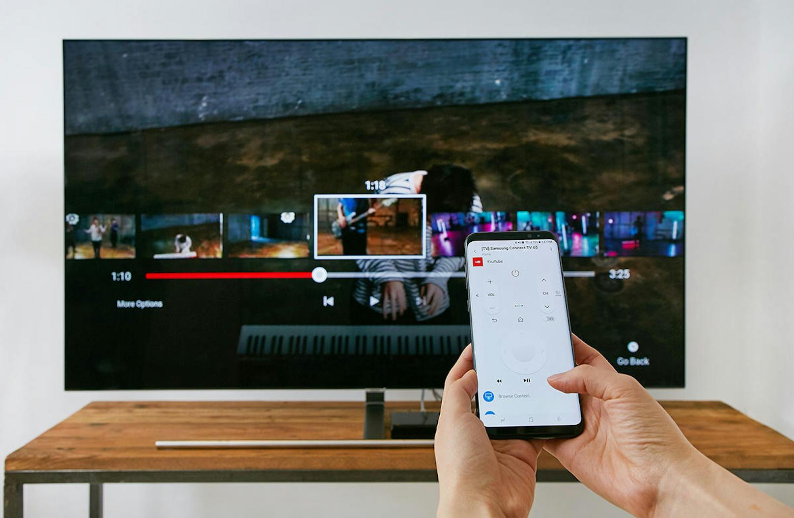 Mit Samsung Connect wird das Handy zur Fernbedienung für das Haus. Samsung-eigene und -kompatible Geräte wie Lampen, Fernseher und Kühlschränke können zentral in einer App gesteuert werden. Mit Scripts kann so beispielsweise definiert werden, dass das TV-Gerät und das Licht automatisch ausgeschaltet werden, wenn man das Haus verlässt.