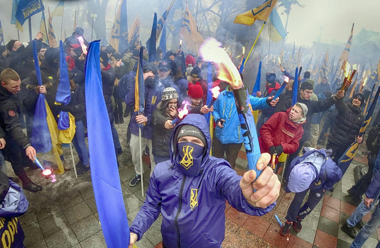 22.02.2017: In der Ukraine gedachten Nationalisten in Kiew der Maidan-Proteste, welche den Bürgerkrieg im Land mit ins Rollen brachten. (Foto: AP)