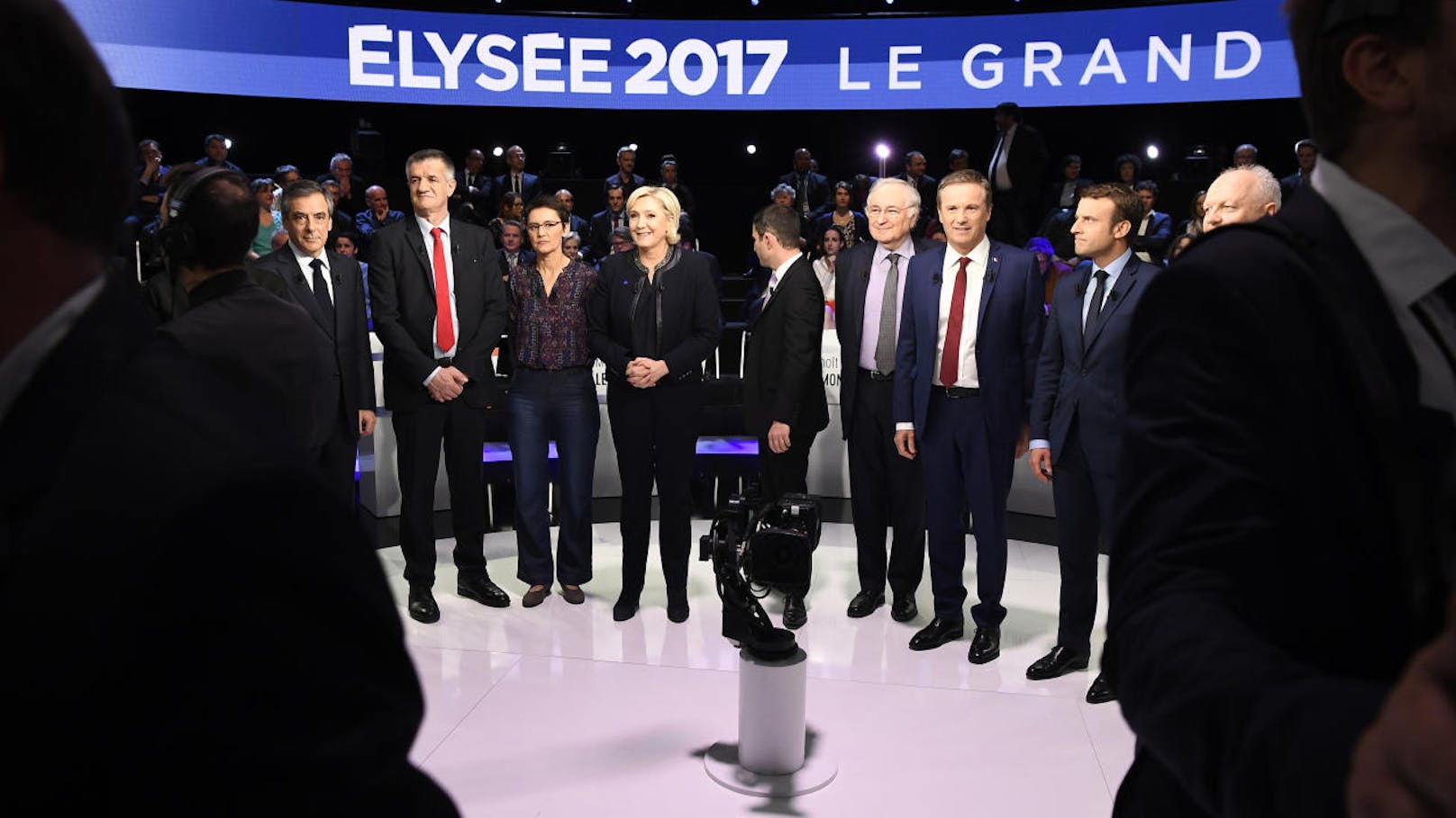 Alle zehn Kandidaten für die französische Präsidentschaftswahl 2017 nahmen am Dienstagabend bei einer TV-Debatte teil. V.l.n.r.: Francois Fillon (Republikaner), Jean Lassalle, Nathalie Arthaud (Linke), Marine Le Pen (Front National), Benoit Hamon (Sozialisten), Jacques Cheminade, Nicolas Dupont-Aignan (Debout la France), Emmanuel Macron (sozial- und wirtschaftsliberale En Marche!), Francois Asselineau (UPR)