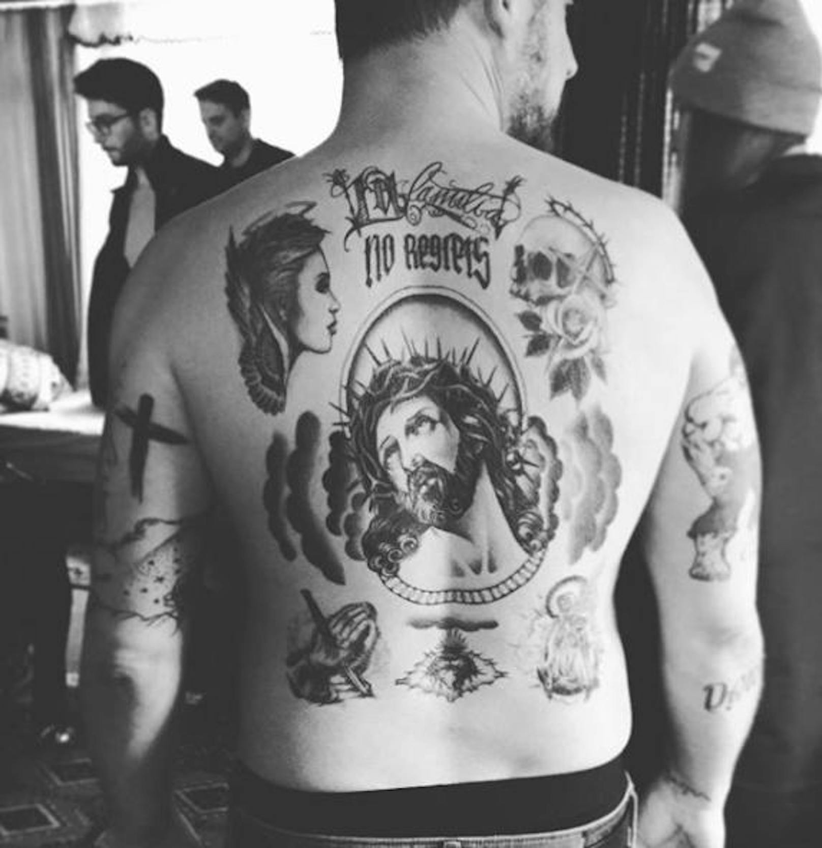 01.10.2017: Moritz Bleibtreu zeigt seinen Fans auf Instagram seinen vollgepeckten Rücken. Doch keine Angst - die religiösen Motive sind nicht echt, sondern wurden ihm für den Film "Nur Gott kann mich richten" aufgemalt.