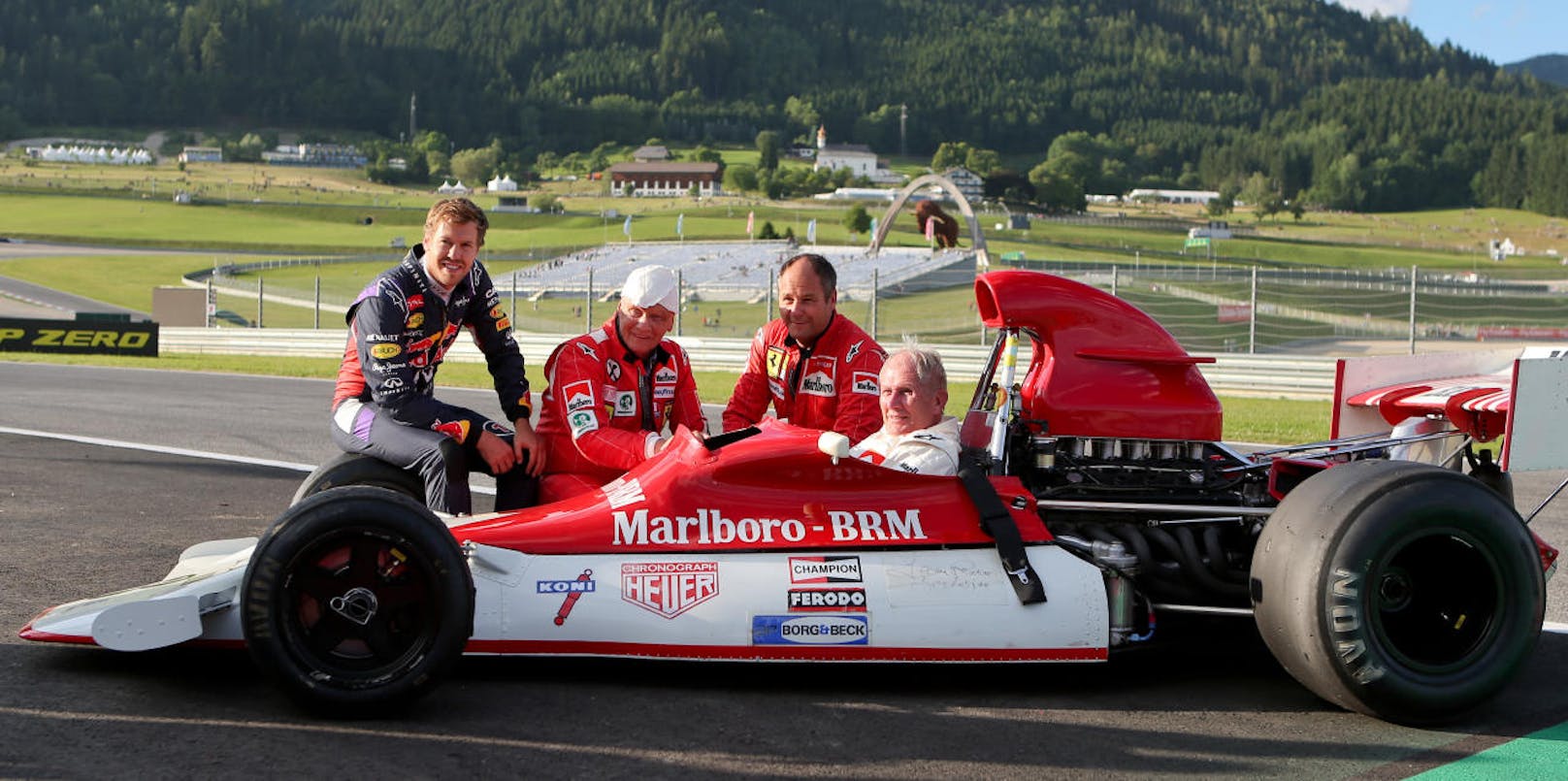 PS-Ikonen auf einem Bild: Sebastian Vettel, Niki Lauda, Gerhard Berger und Helmut Marko (v.l.) 2014 am Red-Bull-Ring.