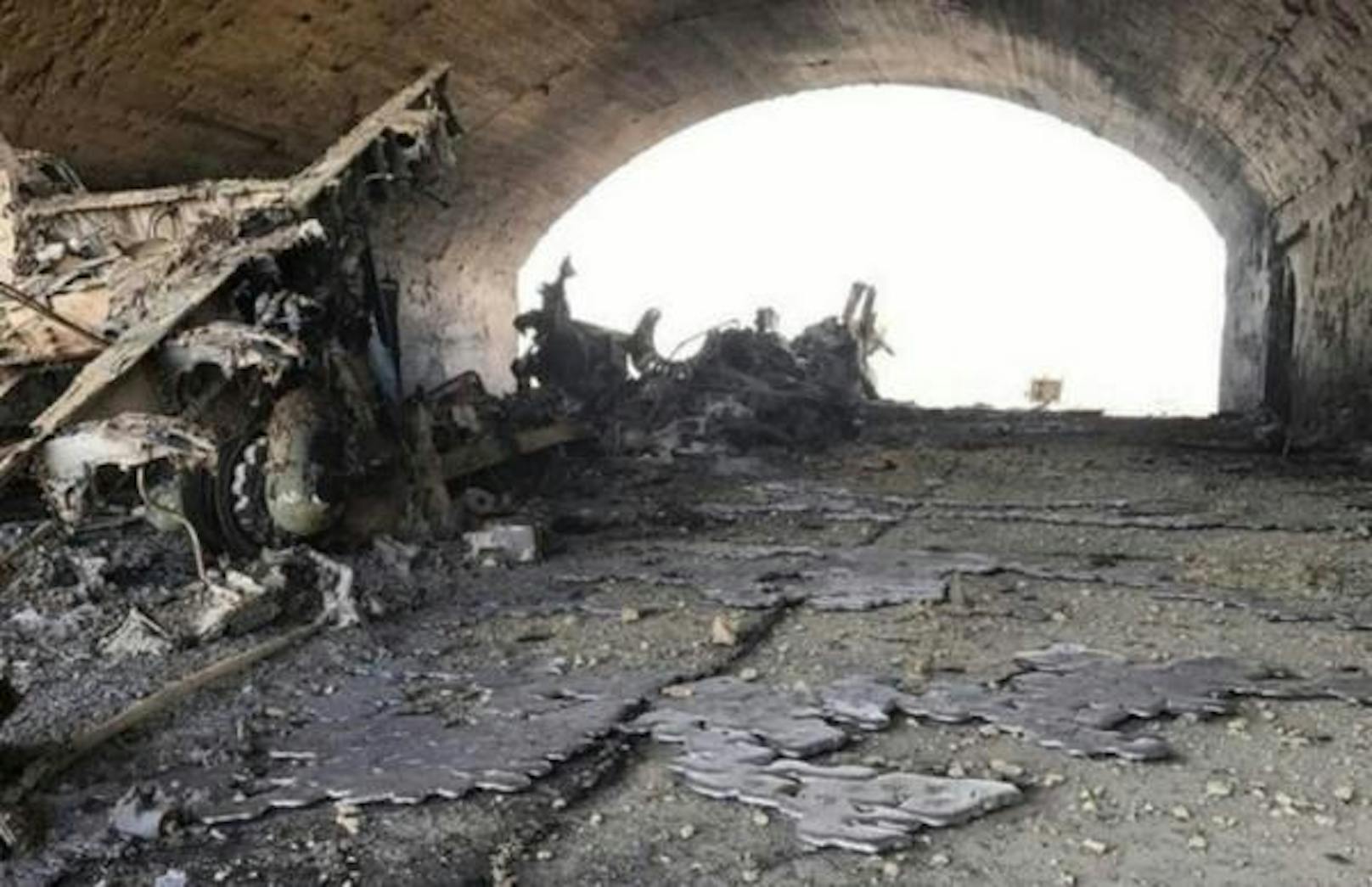 US-Raketen treffen Ziel: Das Bild aus einem Drohnen-Video soll Überreste von Militärmaterial in einem Hangar auf der syrischen Luftwaffenbasis al-Schayrat zeigen.