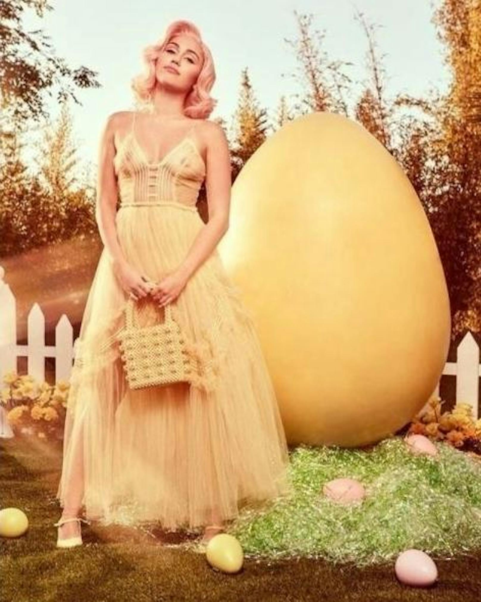 31.03.2018: Miley Cyrus zeigt rechtzeitig zum Osterfest, dass sie richtig große Eier hat.