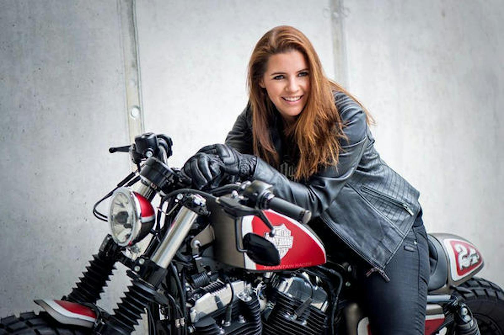 <b>Tina Weirather</b> liebt es nicht nur auf der Piste schnell. Die Gewinnerin der Super-G-Kugel düst im Sommer mit ihrem Motorrad durch die Gegend.