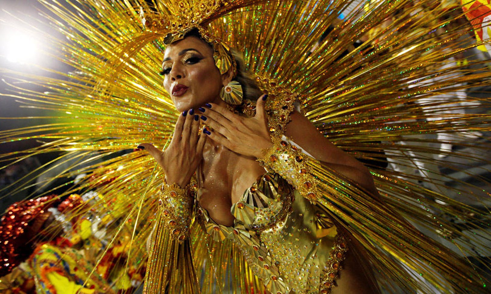 25.02.2017: Beim Karneval in Sao Paulo wird neben bunten Farben, prächtigen Kostümen auch viel nackte Haut gezeigt.